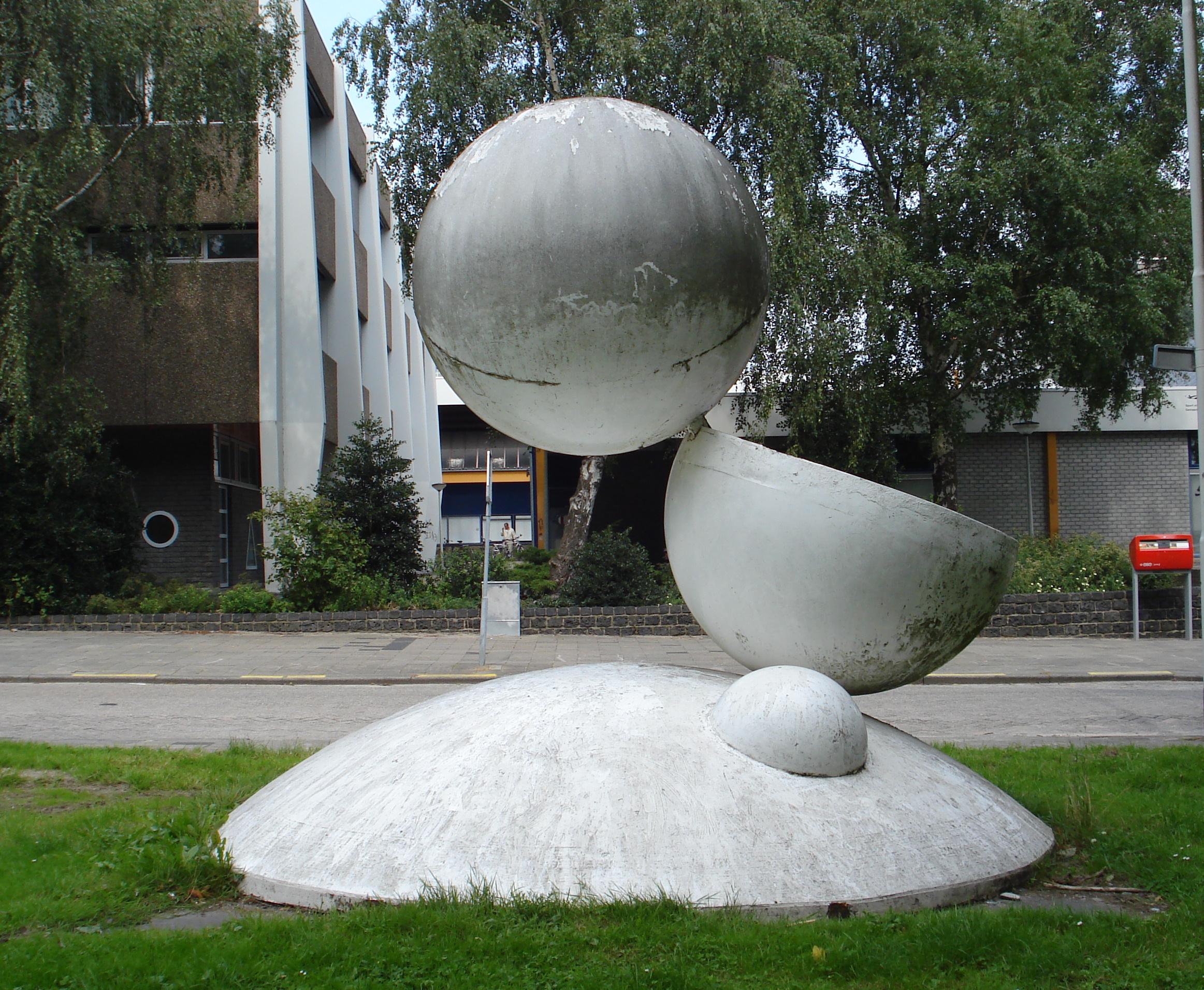 Rotterdam, Ommoord, Briandplaats. Kunstwerk "De Bollen" van Hans van der Plas. Rotterdam/The Netherlands.