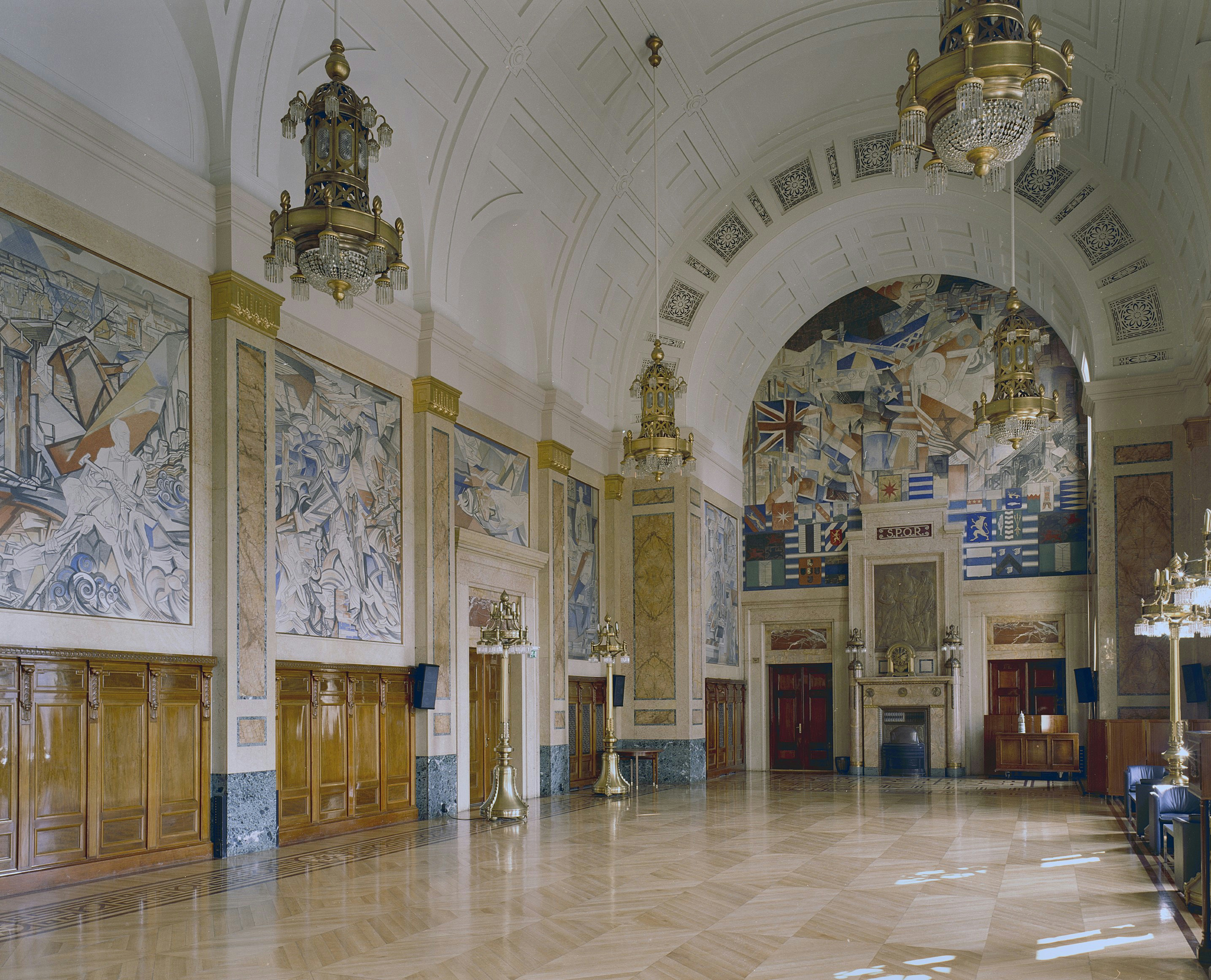Zicht op een deel van het interieur van het stadhuis van Rotterdam, overzicht Burgerzaal