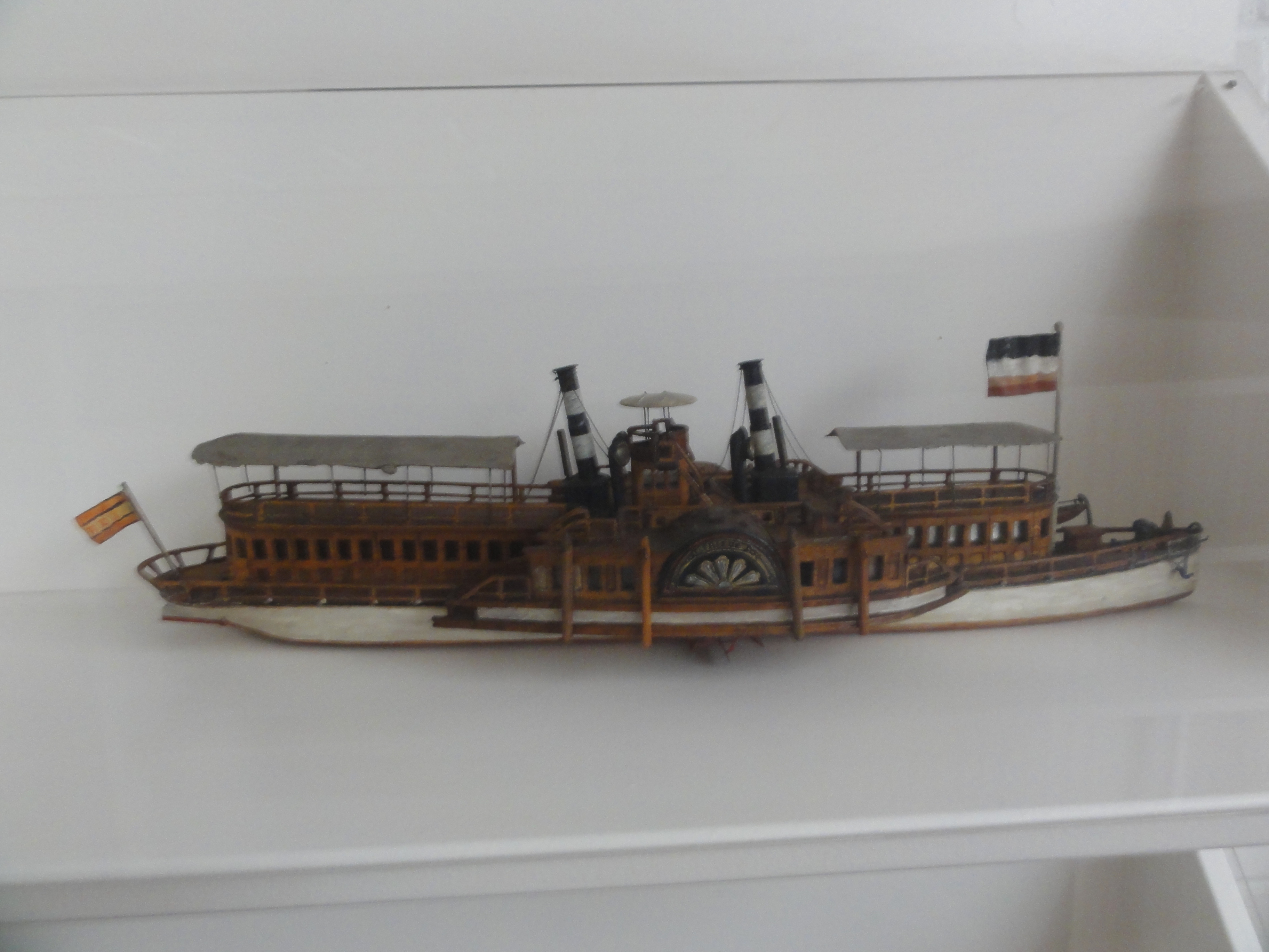 Modell des Seitenrad-Salondampfer "Friede", Bj. 1866/67, Werft: L. Smit &amp; Zoon, Kinderdijk, Maschine aus England, Maschinenleistung 850 PS, Farht max. 15 km/h, Länge 73,2 Meter, Breite über Radkasten 14,77 Meter, Fahrgastzahl max. 1200, Ausserdienststellung 1898 (jeweils Angaben des Museums)
