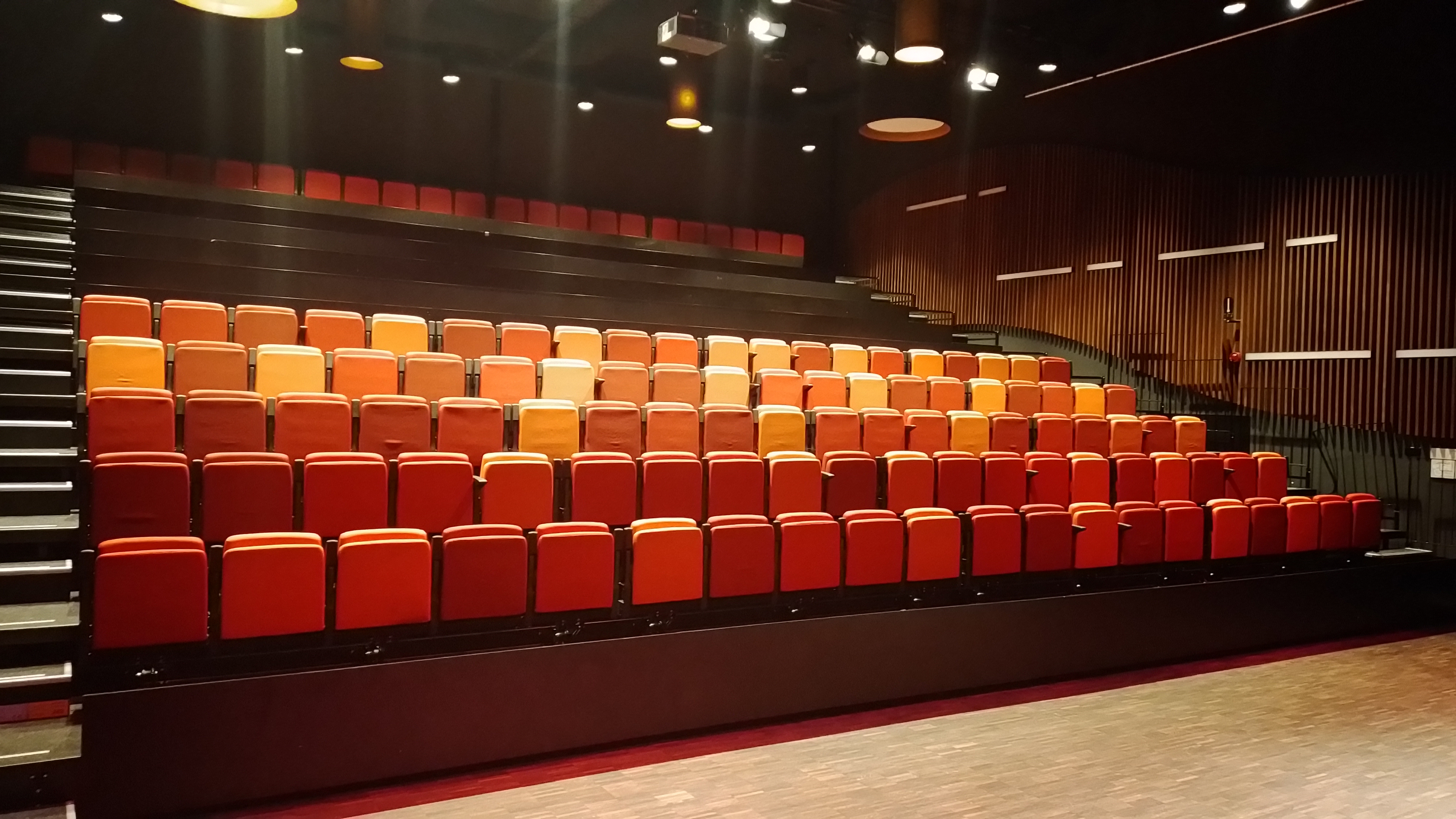 Zicht op een deel van het interieur van het Theater in Het Klavier, Anton Pieckplein 1, 5171 EJ Kaatsheuvel