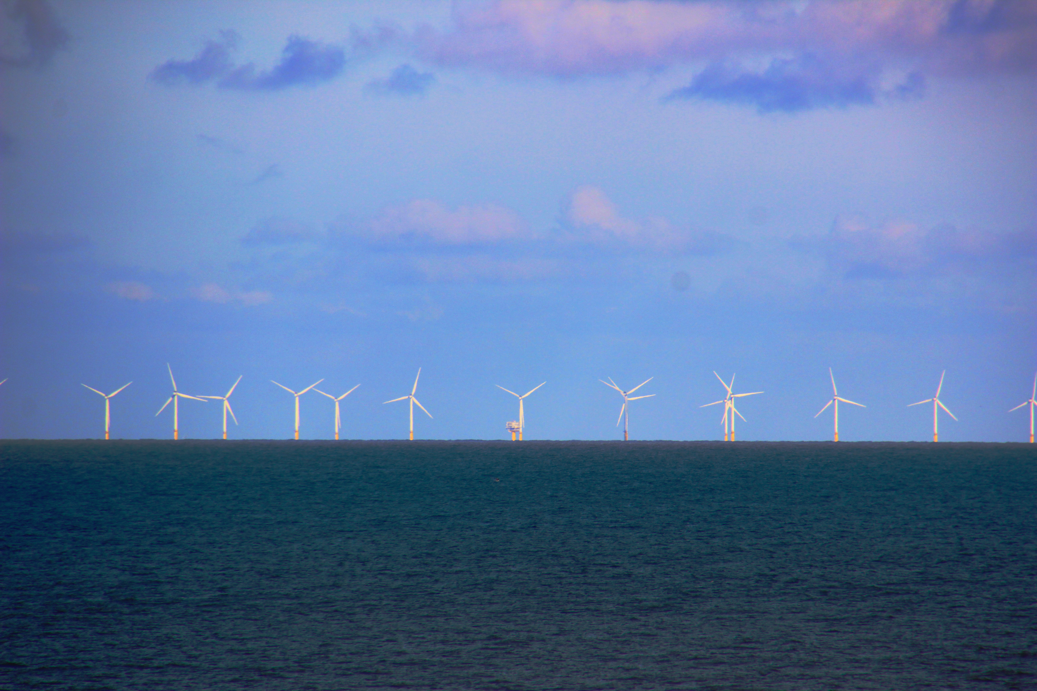 Ansicht des Offshore-Windparks „Luchterduinen“ von Zandvoort aus fotografiert. Man sieht deutlich einen Turm der Umspannplattform.