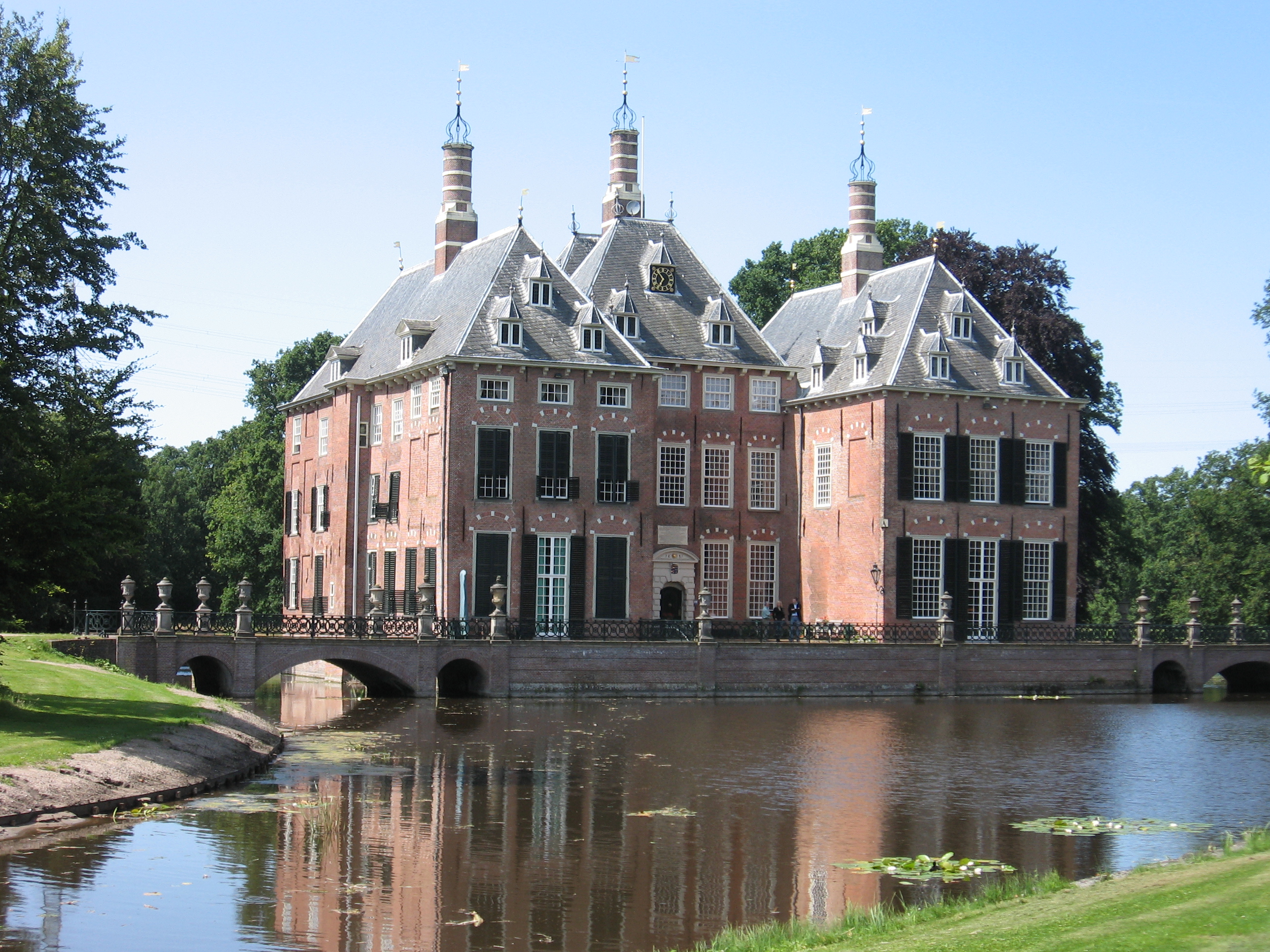 Kasteel Duivenvoorde, Voorschoten This is an image of rijksmonument number 46975Information from structured data:
location of creation: Voorschoten→South Holland→Netherlands
depicts instance of: Duivenvoorde Castle→château→type of building→classification scheme→variable-order class