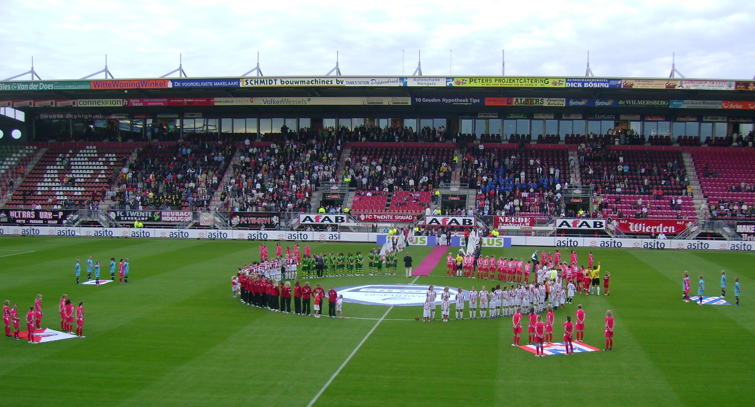 Openingsceremonie van de voetbaleredivisie voor vrouwen in het Arke Stadion in Enschede op 29 augustus 2007, met de presentatie van de zes deelnemende teams.