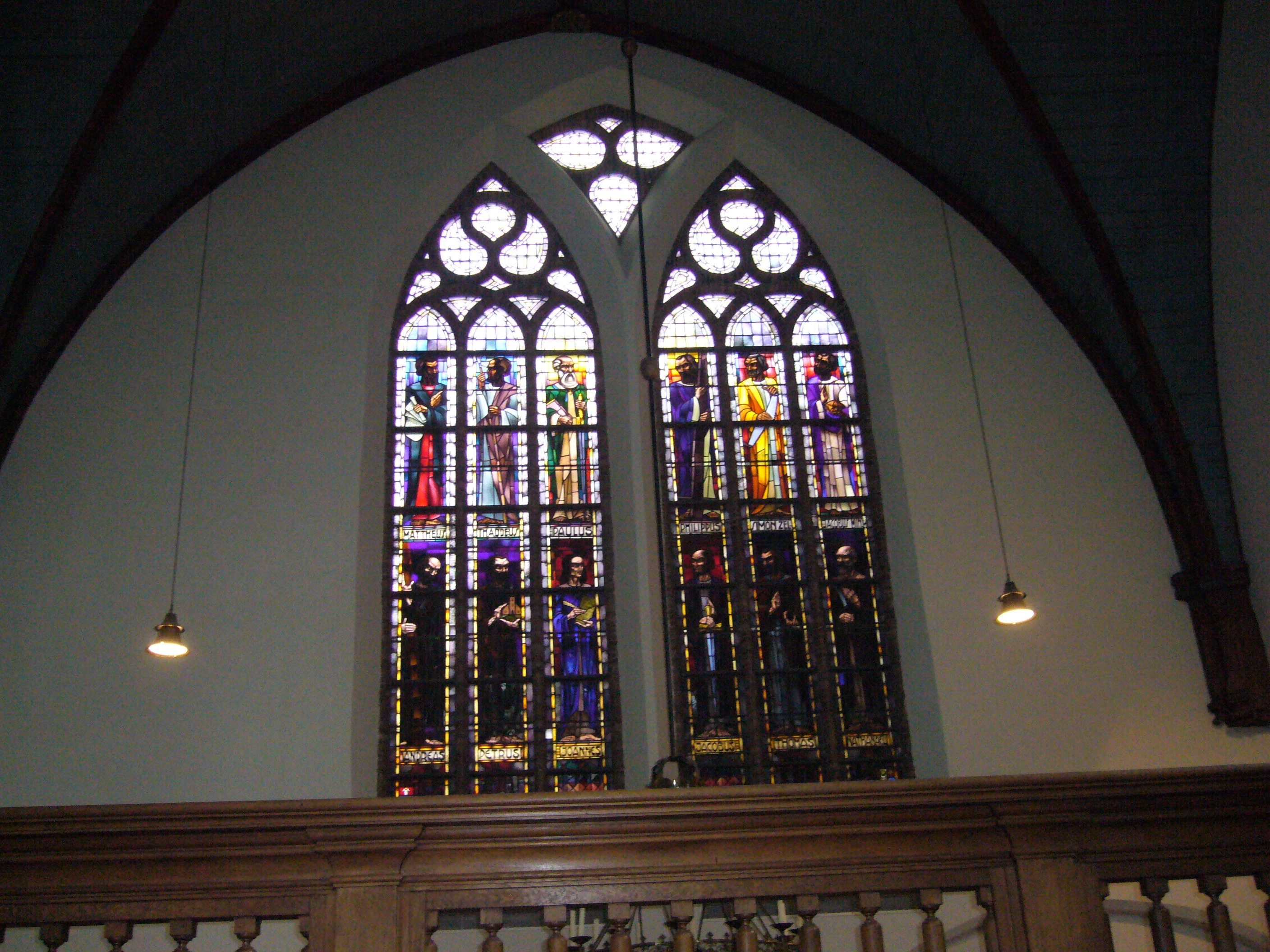 Kloosterkerk, Den Haag, de apostelkapel met de ramen uit de Duinoordkerk