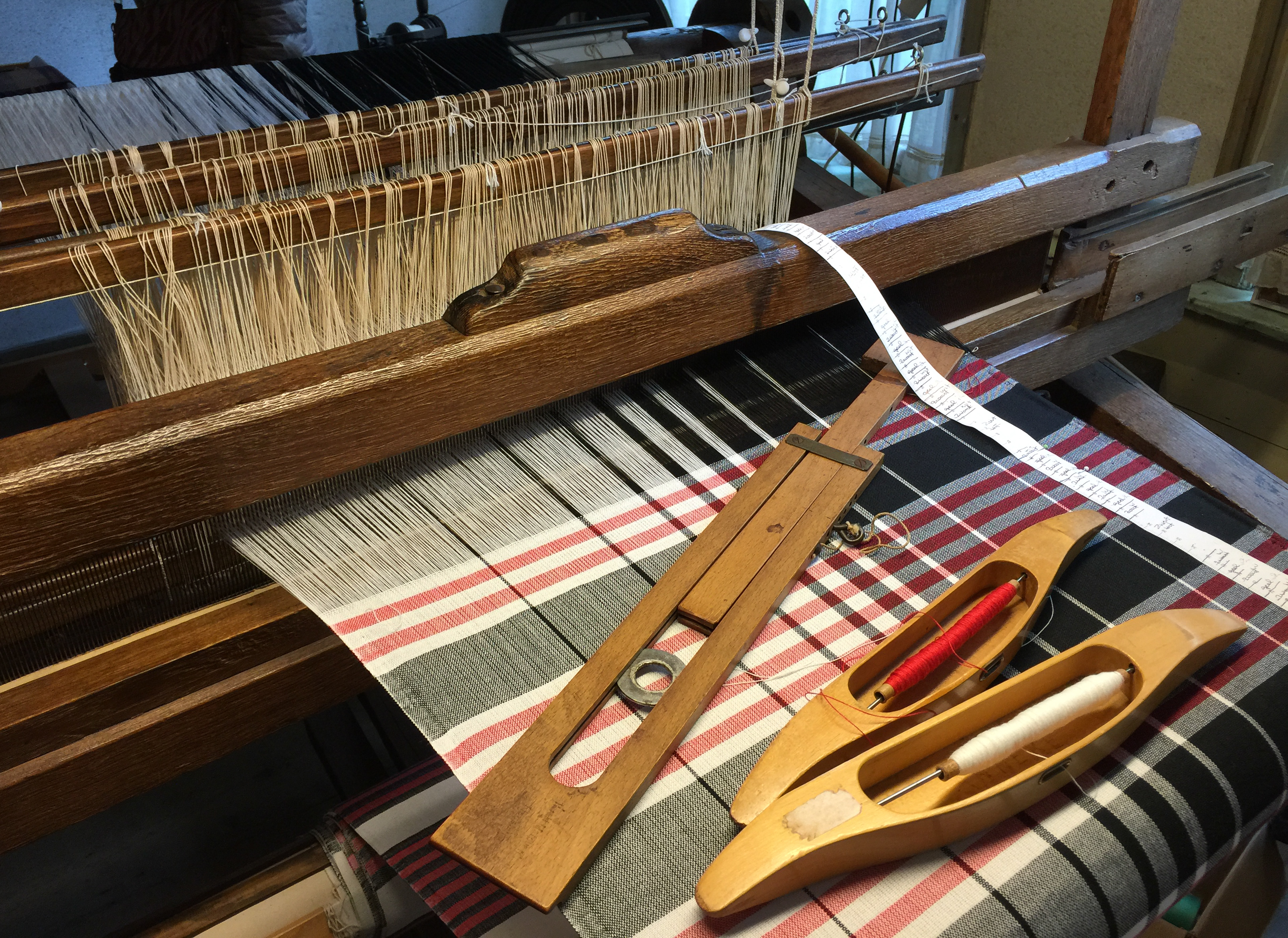 The large loom in museum Het Leids Wevershuis, which is still in daily operation and used for live demonstrations.