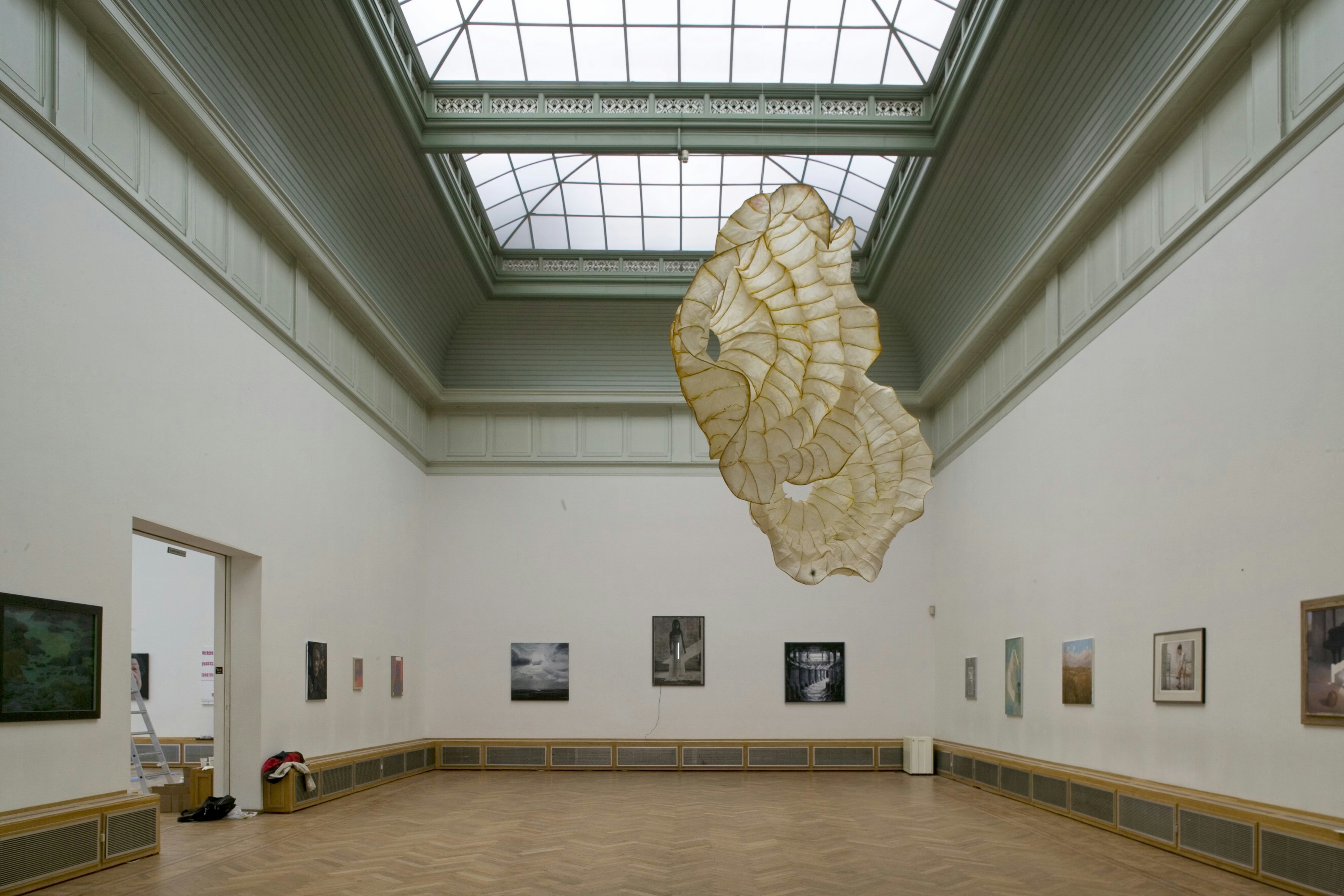 Pulchri Studio: Interieur, overzicht van de antichambrezaal met kunstexpositie