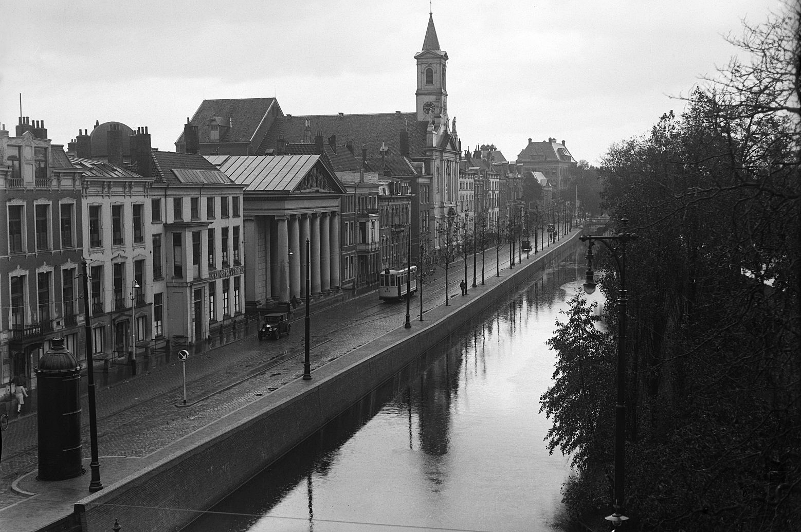 Prinsessegracht (The Hague) with the Decorative Arts Museum, the Royal Academy of Fine Arts and the Boskant Church. During a bombardment in 1943, all of these buildings where destroyed.