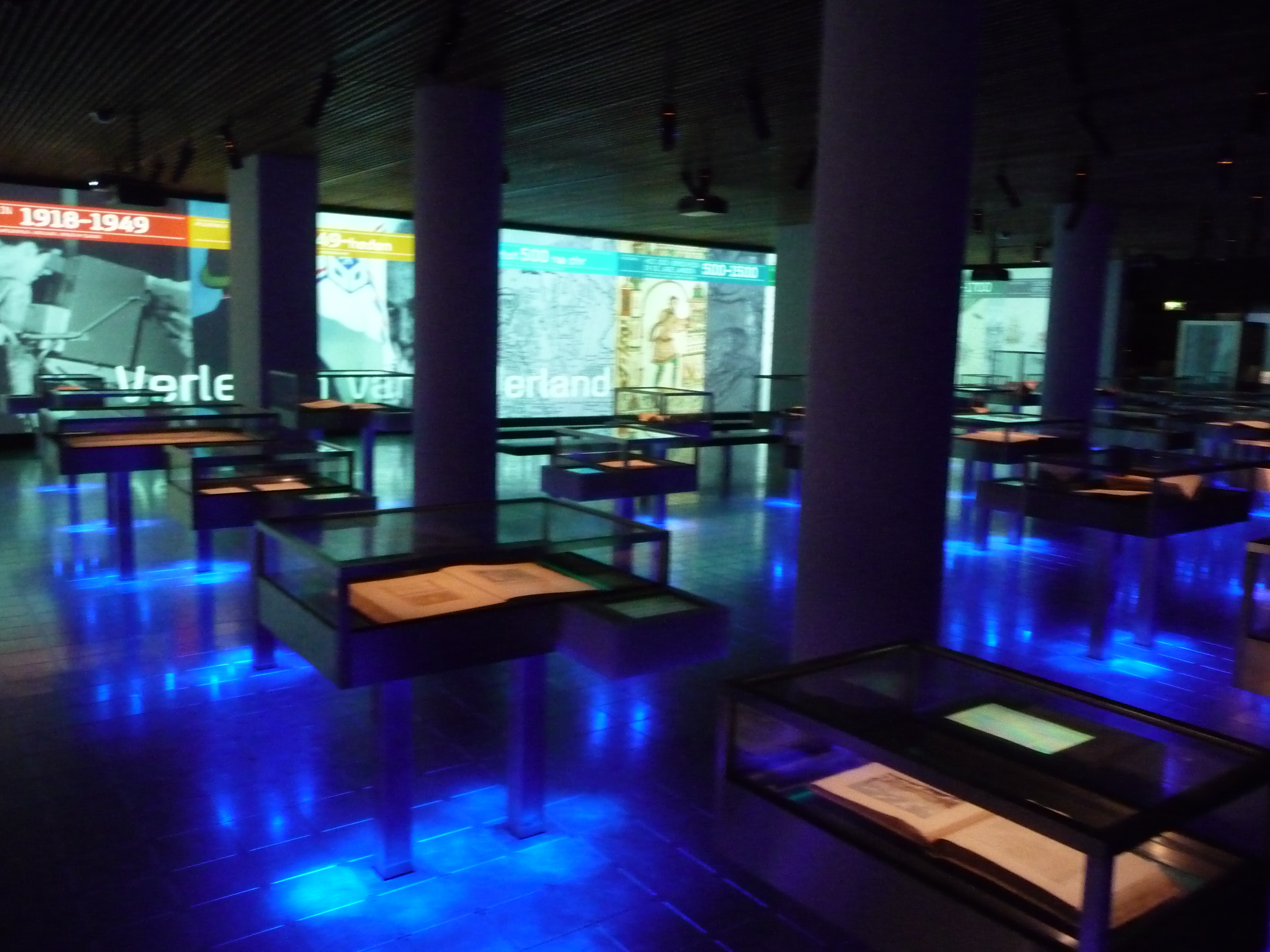 super futuristic room in the royal library showcasing their prized historical items

Image uploaded on 04-10-2013 from Flickr