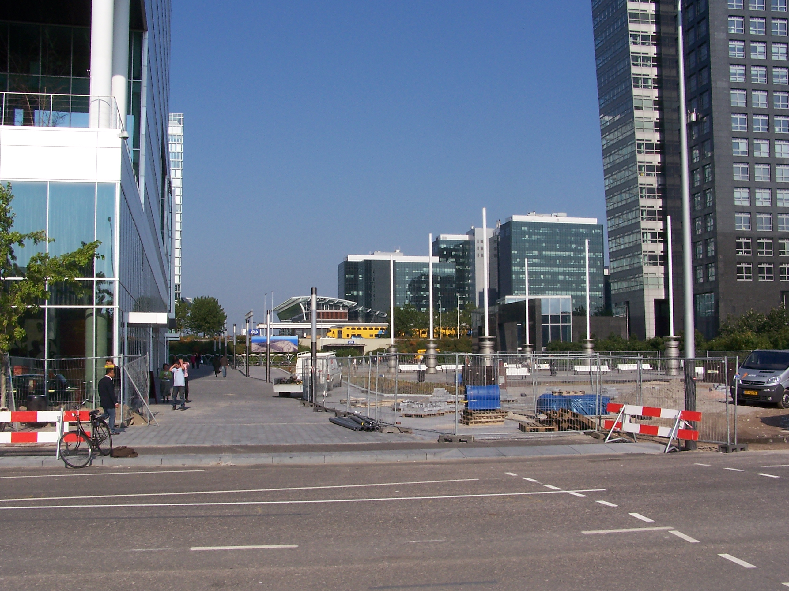This picture shows the train station Zuid/WTC in the Zuidas in Amsterdam. 

Author: Mig de Jong, september 2005