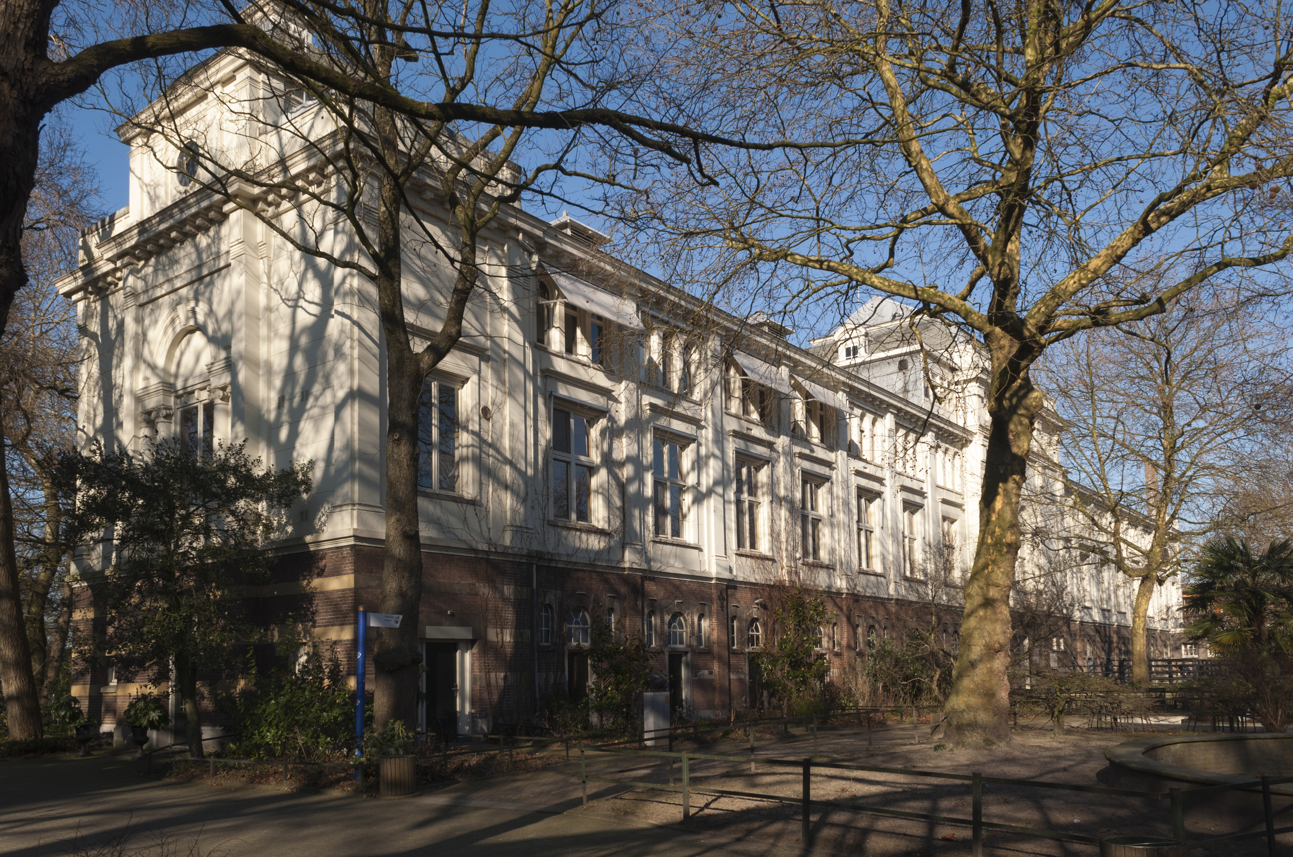 Artis, Amsterdam. Naar eclectisch ontwerp van A.L. van Gendt in 1886 gebouwd voormalig Etnografisch Museum. In de ruime zalen van de etage werd de verzameling etnografica opgenomen. Later is het Etnografisch Museum uit Artis verdwenen en naar het Tropeninstituut overgebracht. In 1923 werd hierin het Zoölogisch Laboratorium van de Universiteit van Amsterdam gevestigd. Het gebouw werd toen door B.J. Ouëndag verbouwd. Er ontstonden een auditorium, collegezalen en een woning voor de amanuensis. Tegenwoordig bevinden zich op de verdiepingen diverse kantoren van Artis, het Artis-atelier en een modern nachtdierenverblijf op de begane grond. Het museum staat op de oostelijke helft van het park, met de korte zijgevel langs de noordgrens en steekt dwars het park in.


Voordien stond hier het pakhuis "De Volharding", sedert 1867 als runderstal in gebruik.