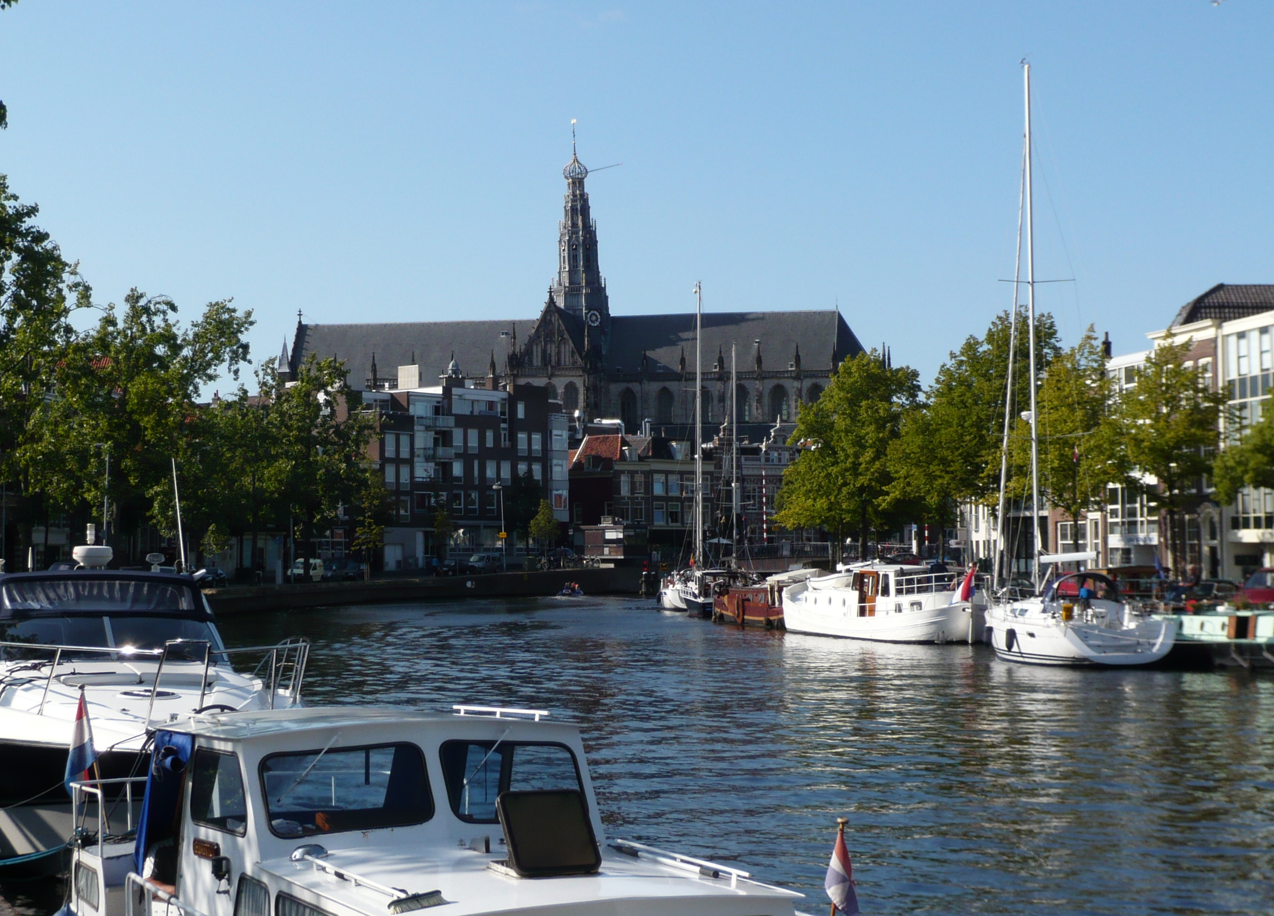 View of Haarlem Sint-Bavokerk from the south (Turfmarkt), looking over the Spaarne river.