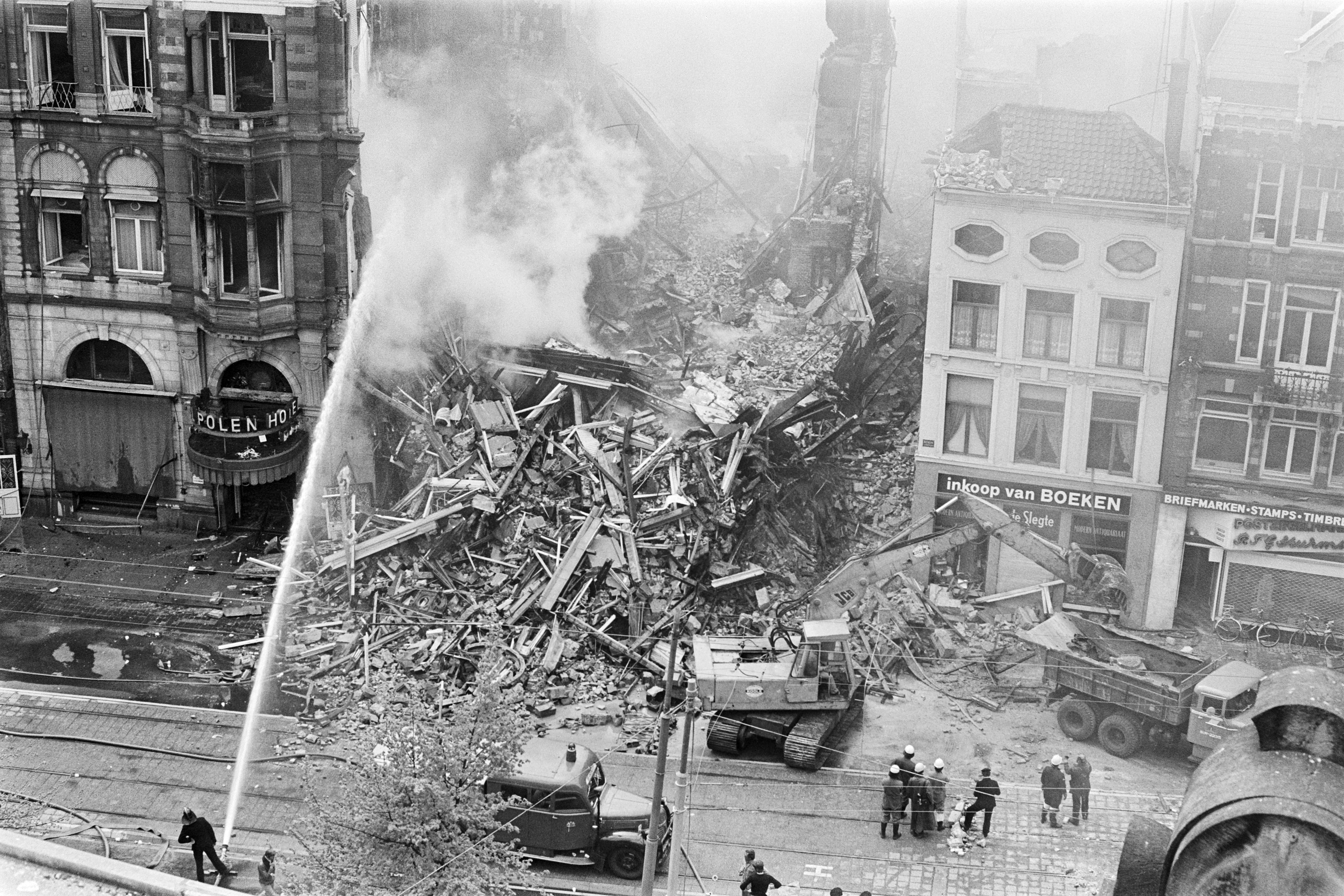 Grote brand in Hotel Polen in Amsterdam; overzicht ingestort hotel