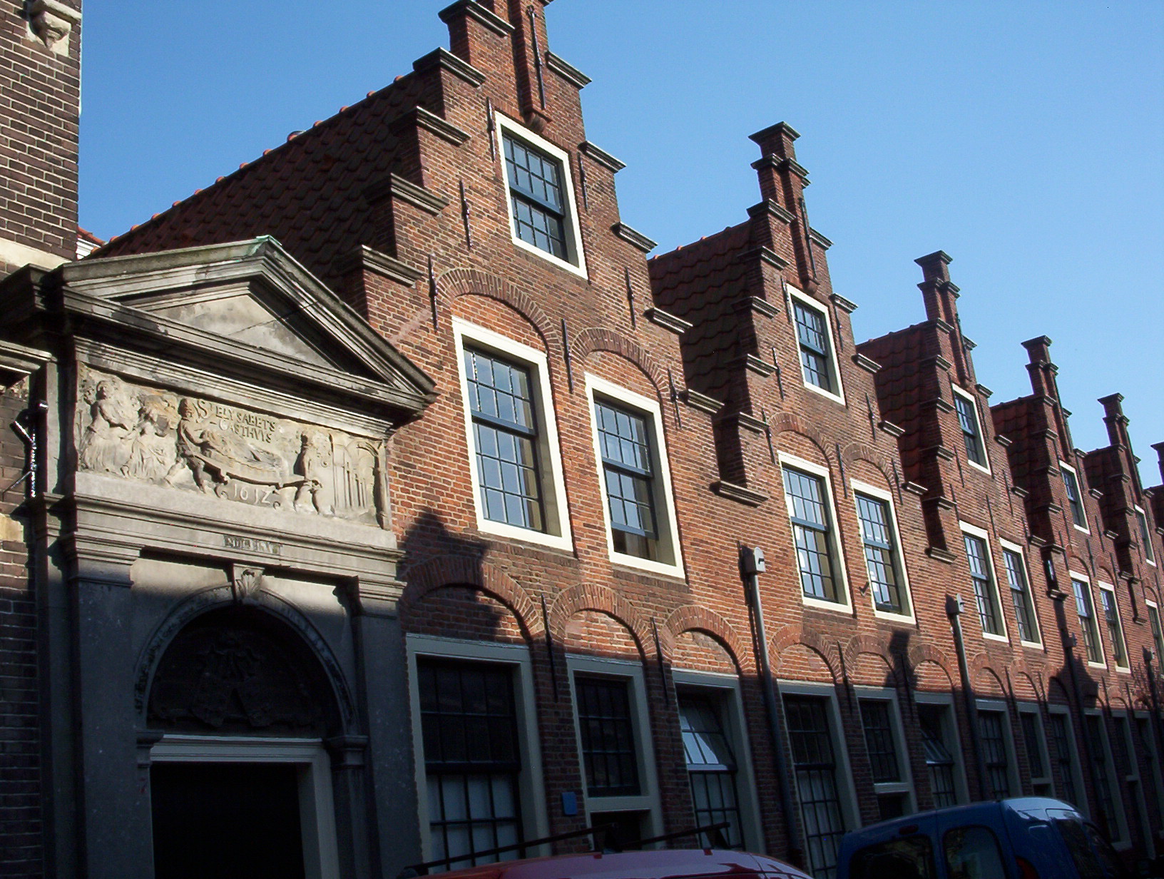 Foto of St, Elisabeth Gasthuys gate and houses. The keystone is dated 1612, but the doorway was the main entrance from 1581 up to the 20th century.