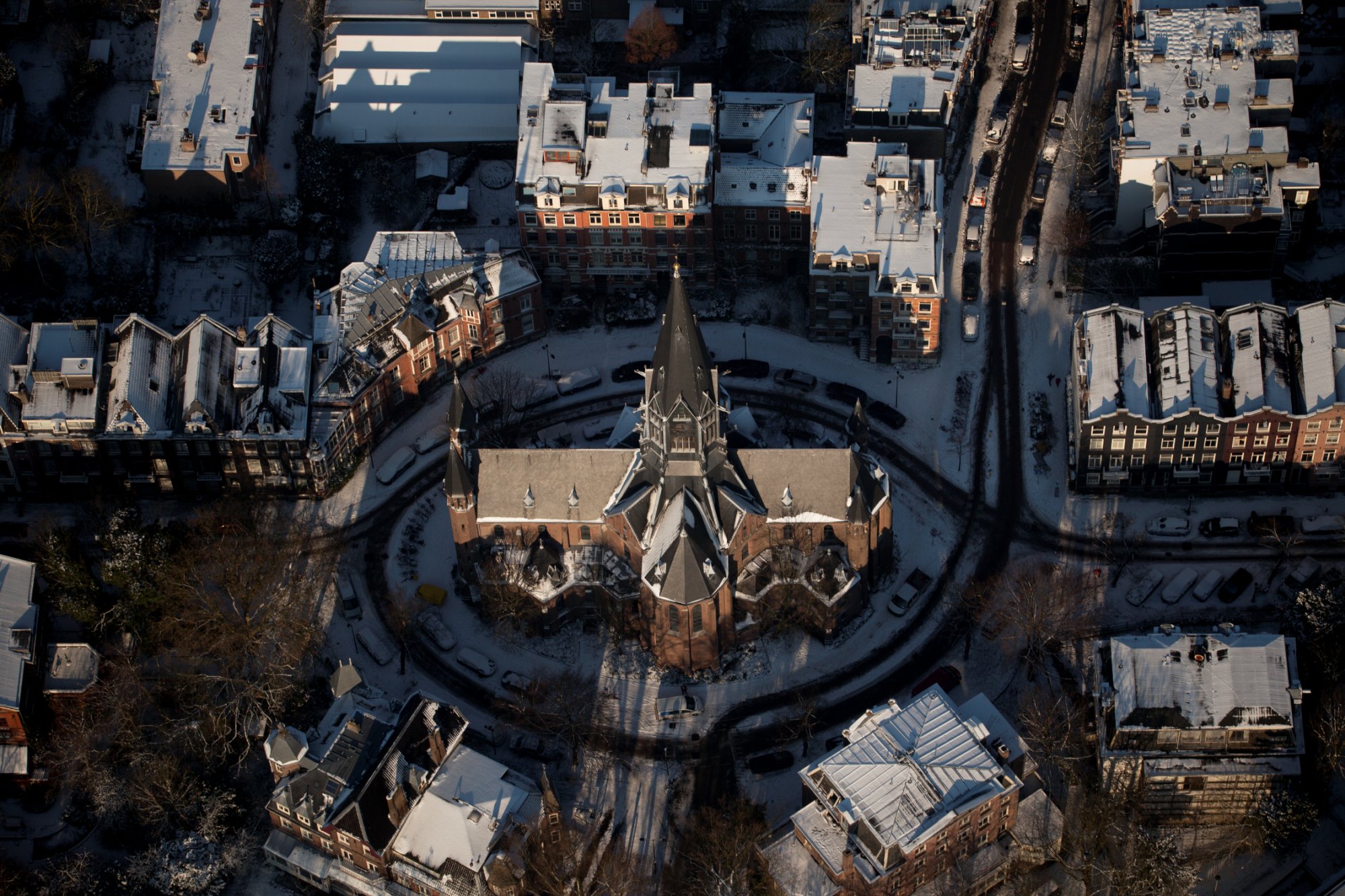 Luchtfoto van de Vondelkerk in Amsterdam.
