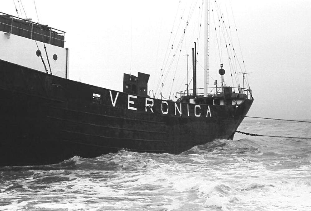 De Nordeney, van zeezender Radio Veronica gestrand te Scheveningen.