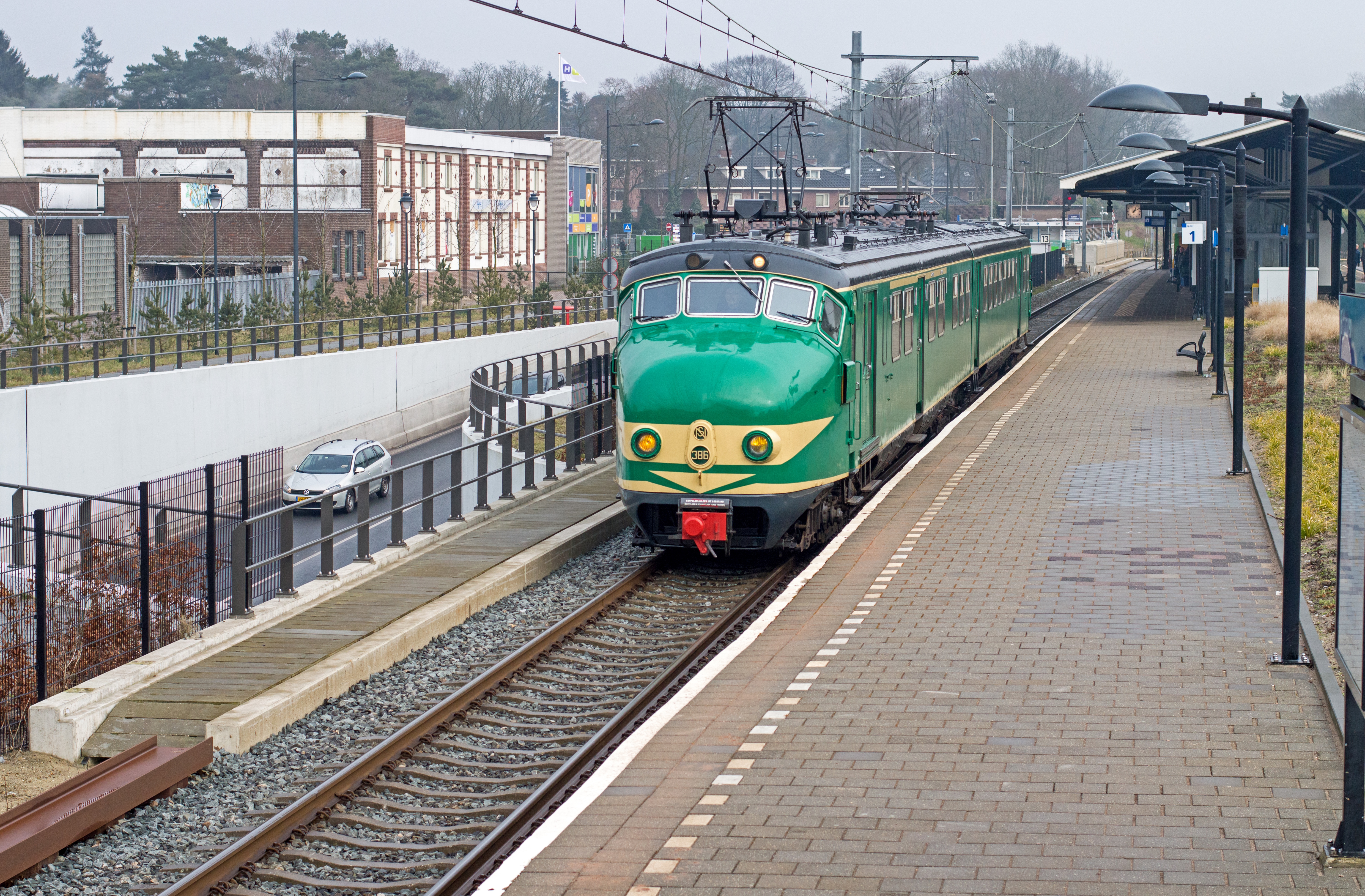 NSM 386 is in het weekend van 7 en 8 februari 2015 doende als Heimwee Express. Hier snelt het treinstel zich door station Bilthoven, onderweg van Amersfoort naar Utrecht Maliebaan.