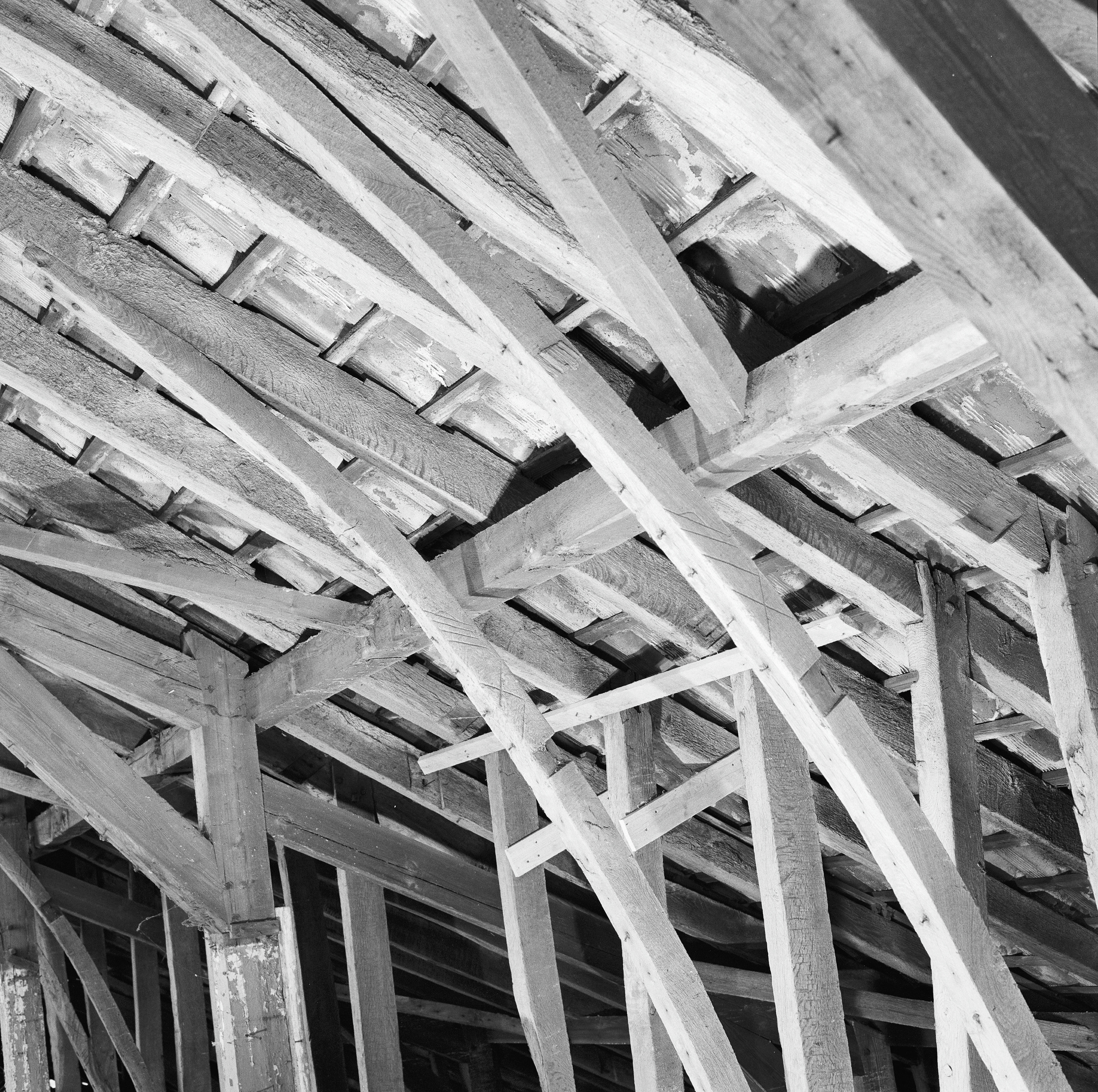 Duitse Huis: INT. GEBOUW V, HOOFDGEBOUW, ZUIDZIJDE, KAPCONSTRUCTIE, DETAIL