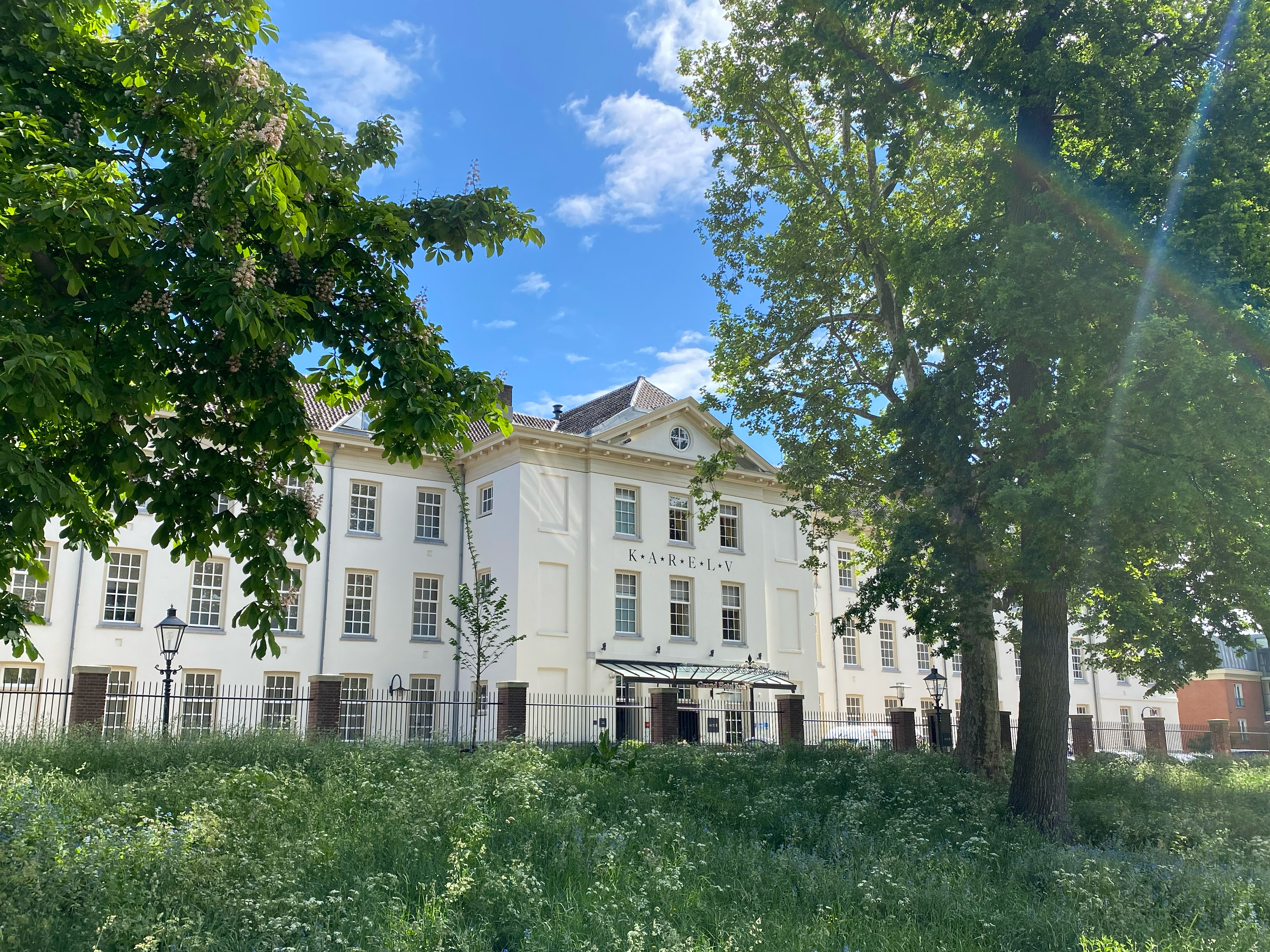 Das Grand Hotel Karel V in Utrecht, gesehen vom Catharijnesingel aus