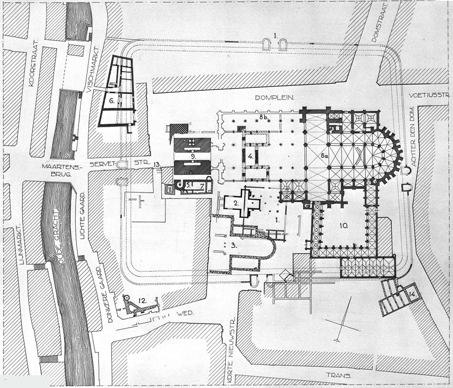 Plattegrond van het Domplein en omgeving in de Nederlandse stad Utrecht. Romeinse en Middeleeuwse bouwwerken zijn aangegeven in de plattegrond.  1 Castellummuren met poorten en principia (in periode 5) 2 Heilige Kruiskapel3 Sint-Salvatorkerk 4 Dom van Adelbold 5 Traptoren 6 Lofen 7/11/13 Bisschopshof 8a/b Domkerk 9 Domtoren 10 Pandhof Dom 12 Mogelijk restant bisschopstoren 14 Claustraal huis (Achter de Dom 7)