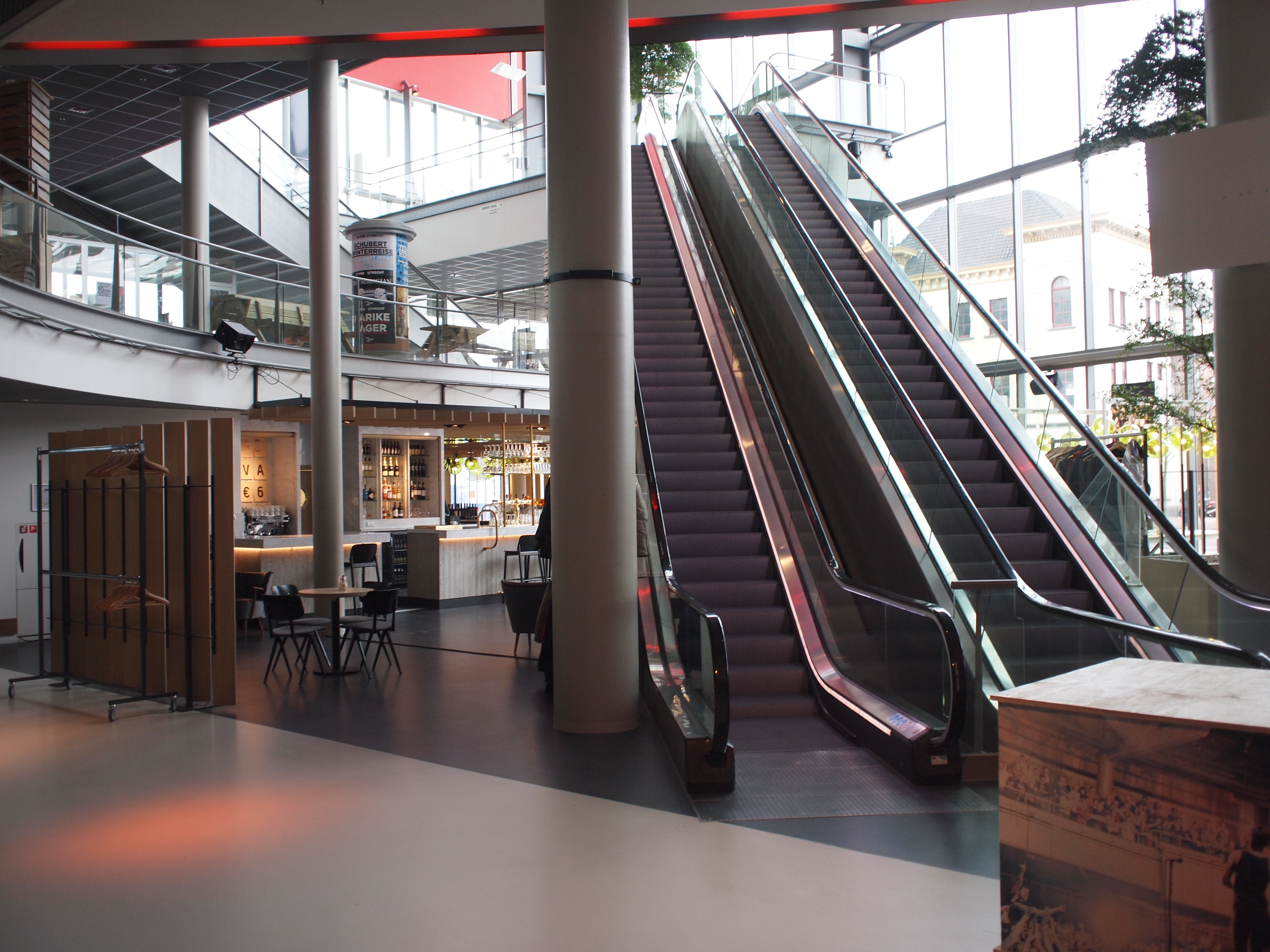 Centrale hal beneden met de roltrappen naar de kleinere zalen