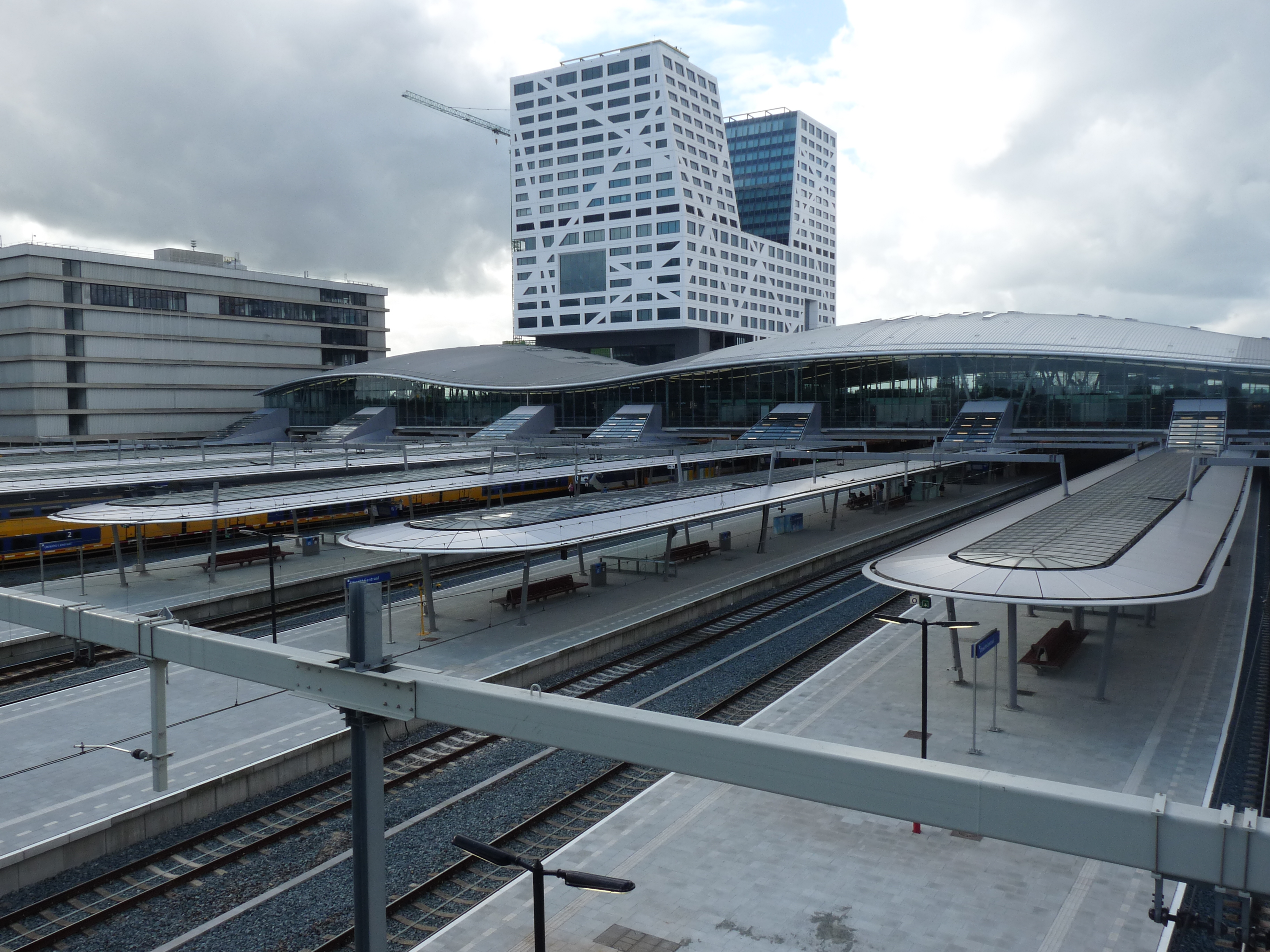 Utrecht Centraal gezien vanaf de voetgangersbrug