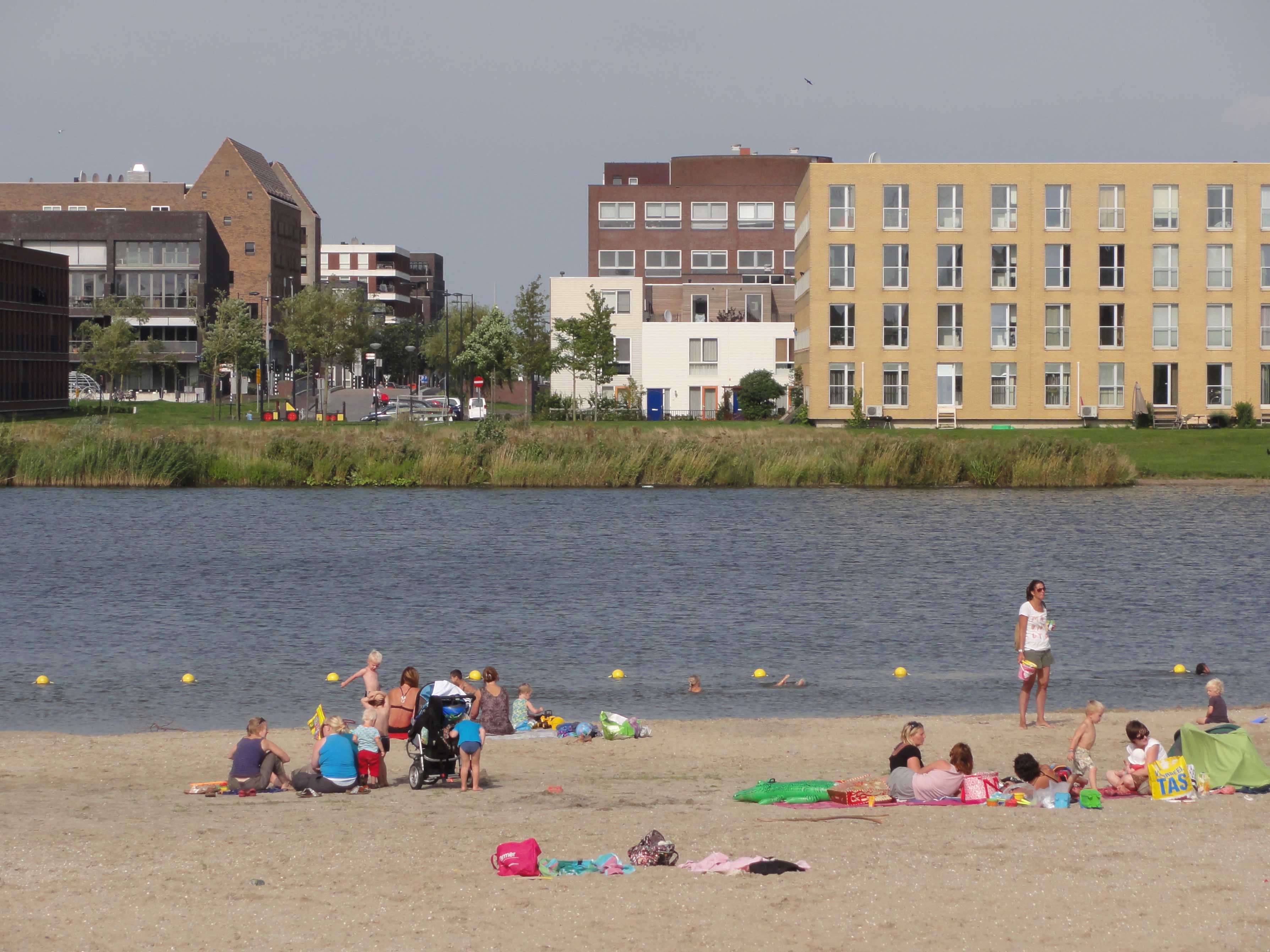 Strand Diemerpark met zicht op IJburg