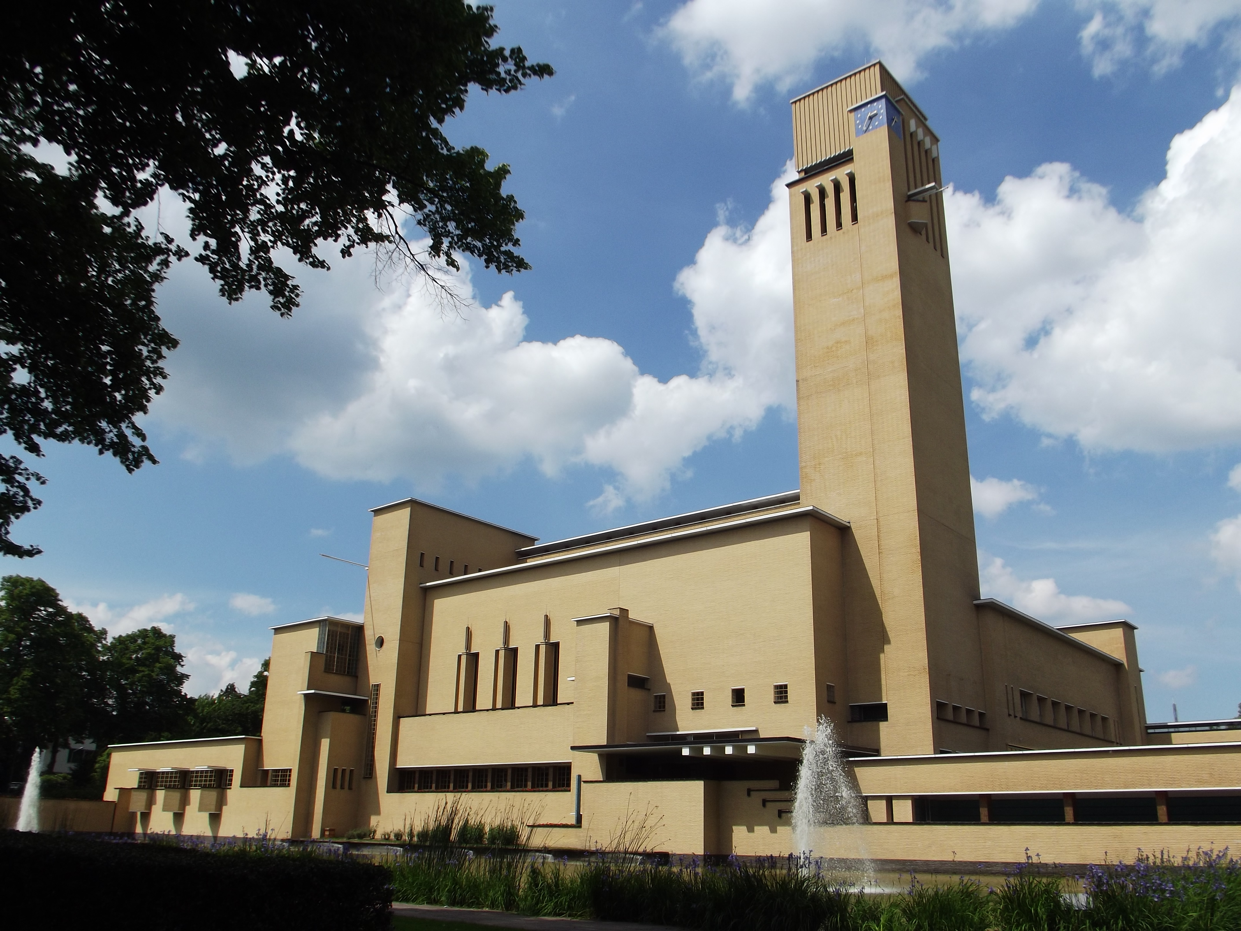 Hilversum Town Hall: the finest example of the work of architect Willem Marinus Dudok
