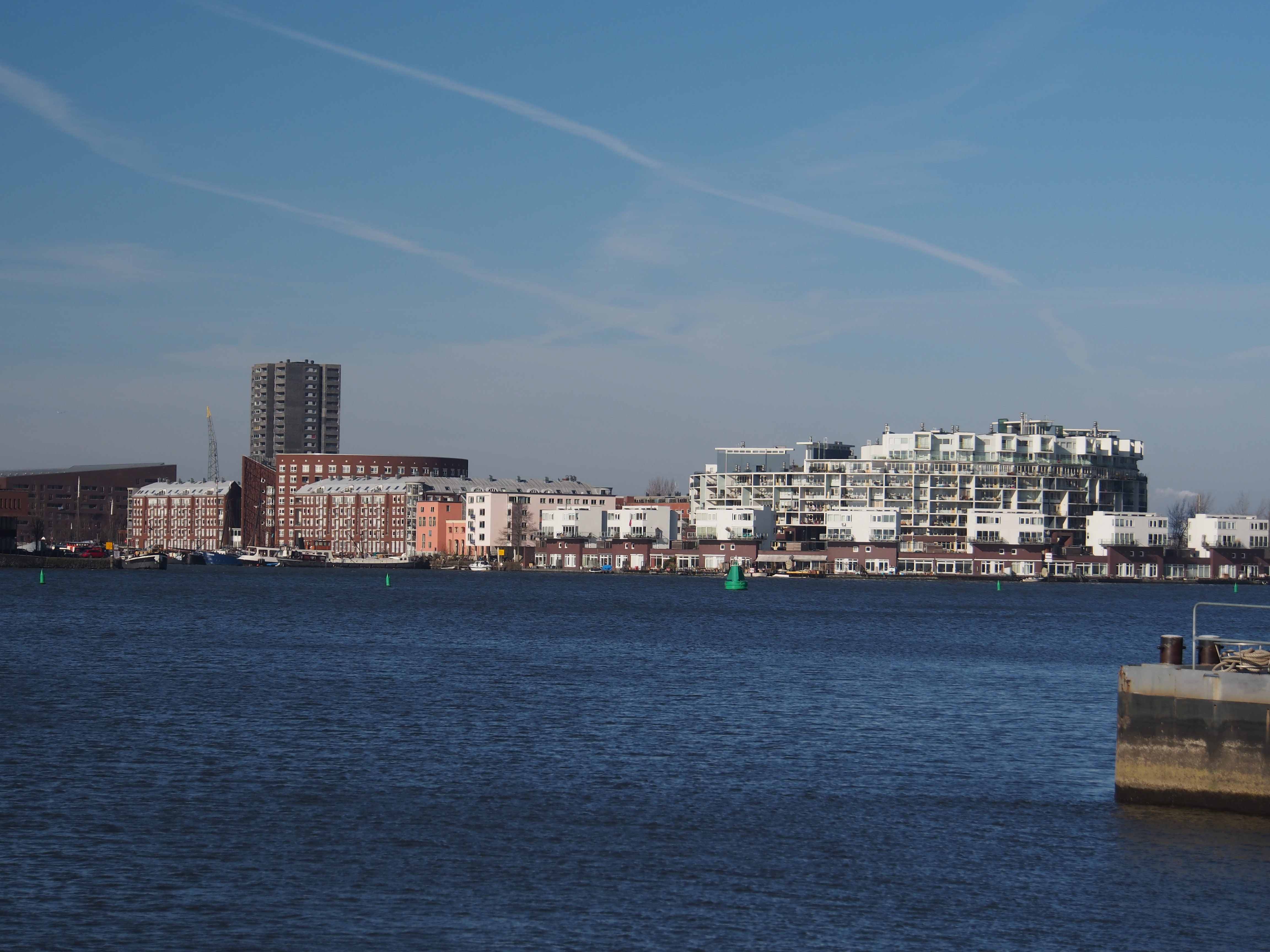 KNSM-eiland; rechts Emerald Empire/