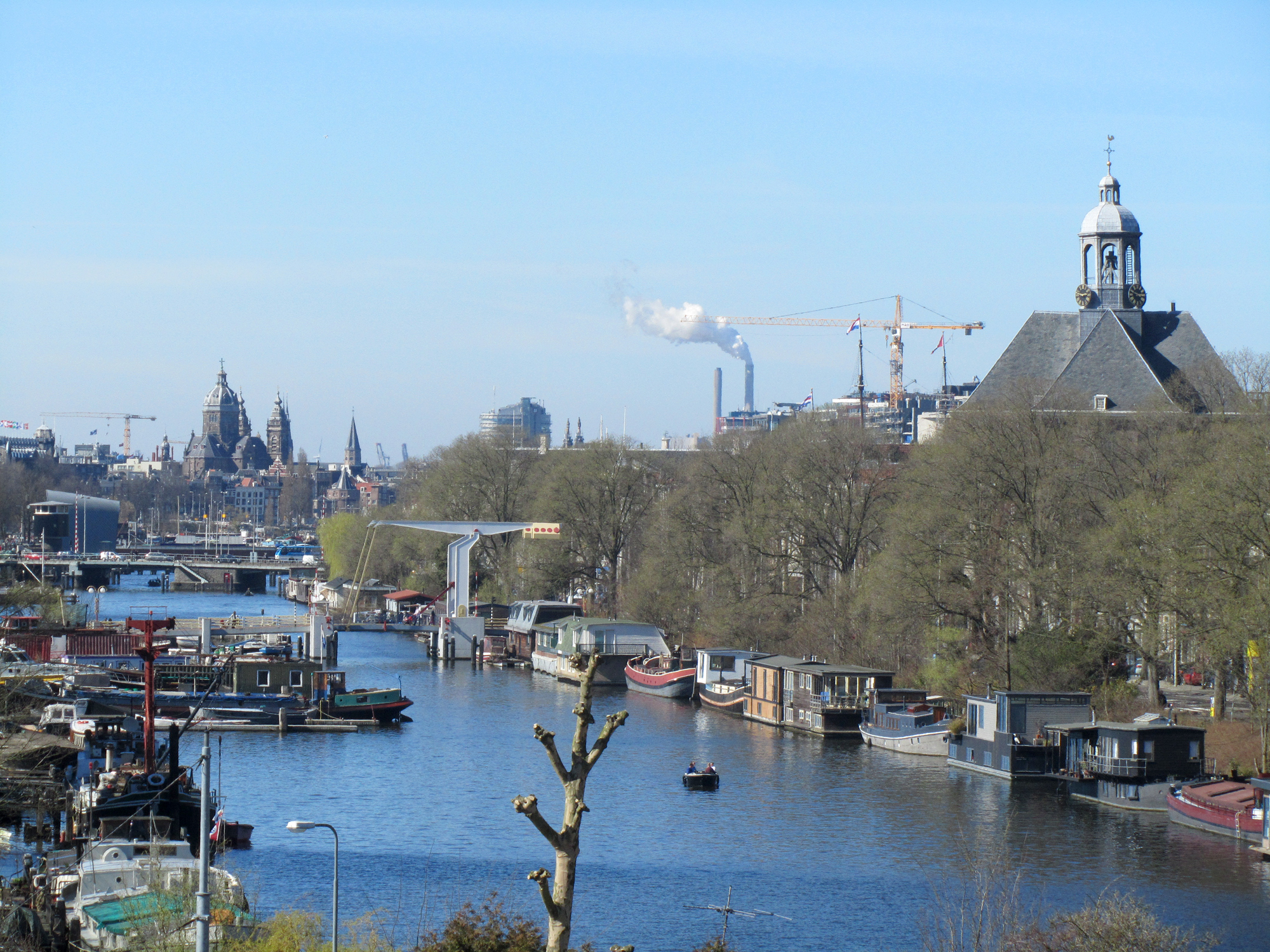 Nieuwe Vaart canal in Amsterdam, looking northwest. Visible buildings include the Oosterkerk (right), the Sint-Nicolaaskerk, the Schreierstoren, and ARCAM.