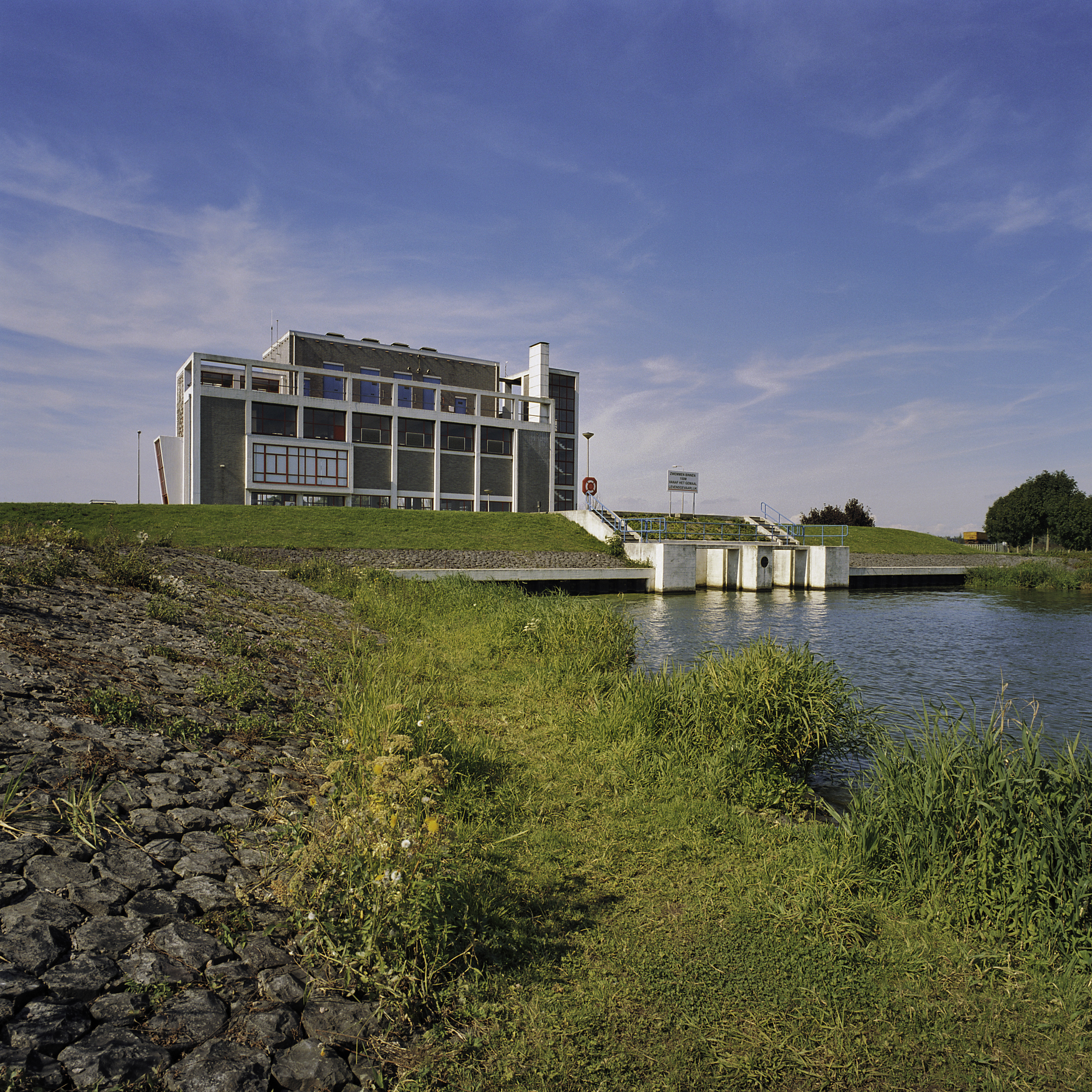 Gemaal Lovink: Ligging gezien vanaf de "water" zijde (opmerking: Gefotografeerd voor Monumenten van Herrezen Nederland, bladzijde 67)