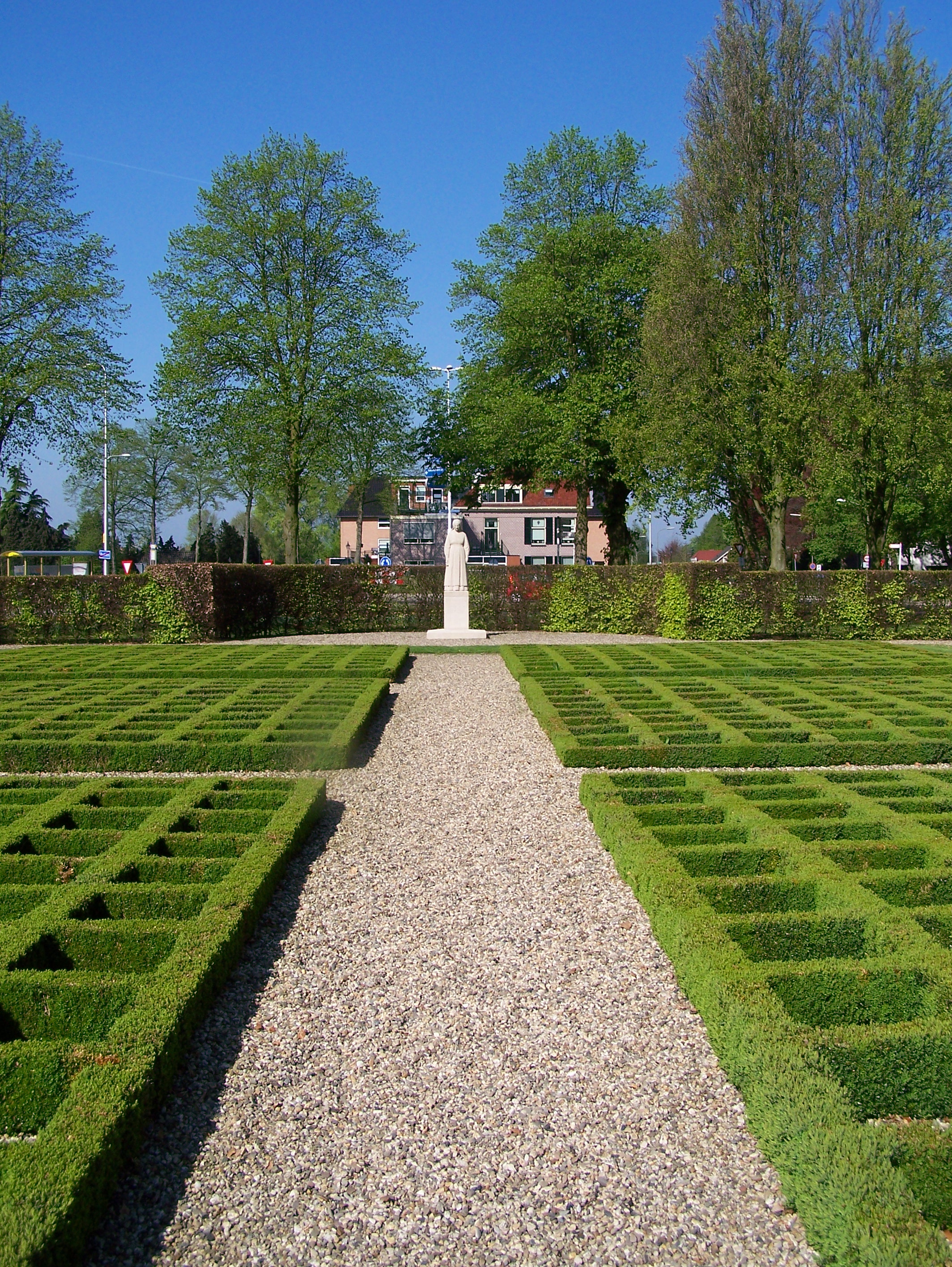 Memorial of Putten. Sculpture made by Mari Andriessen in 1949. Placed at the corner of the Dorpsstraat/Oude Rijksweg in Putten. The garden is a design by Jan P.T. Bijhouwer.