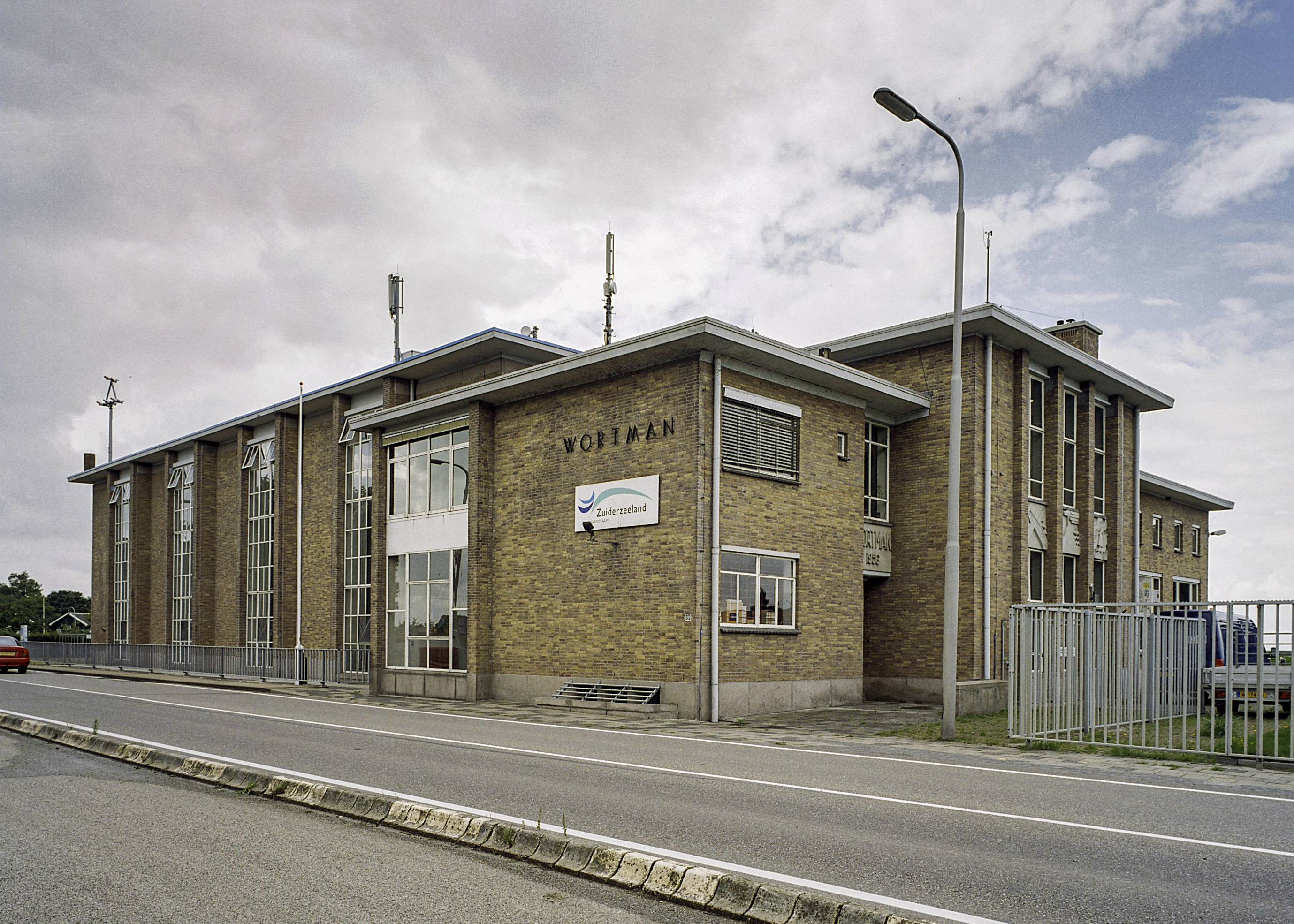 Gemaal H. Wortman: Overzicht bakstenen gebouw met stalen ramen, gezien vanaf straatzijde (opmerking: Gefotografeerd voor Monumenten In Nederland Flevoland)