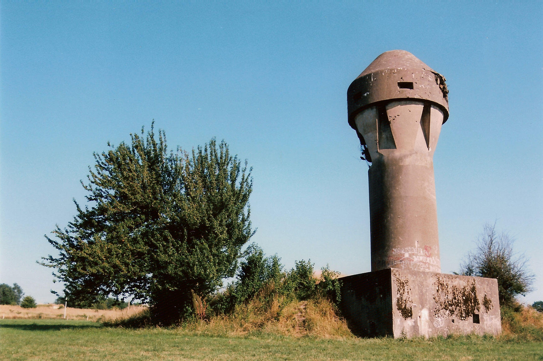 Tour d'aération du fort de Boncelles, un des éléments de la Position fortifiée de Liège (Belgique). Au pied de la tour : un bunker destiné à défendre la prise d'air. Etat en 1994.