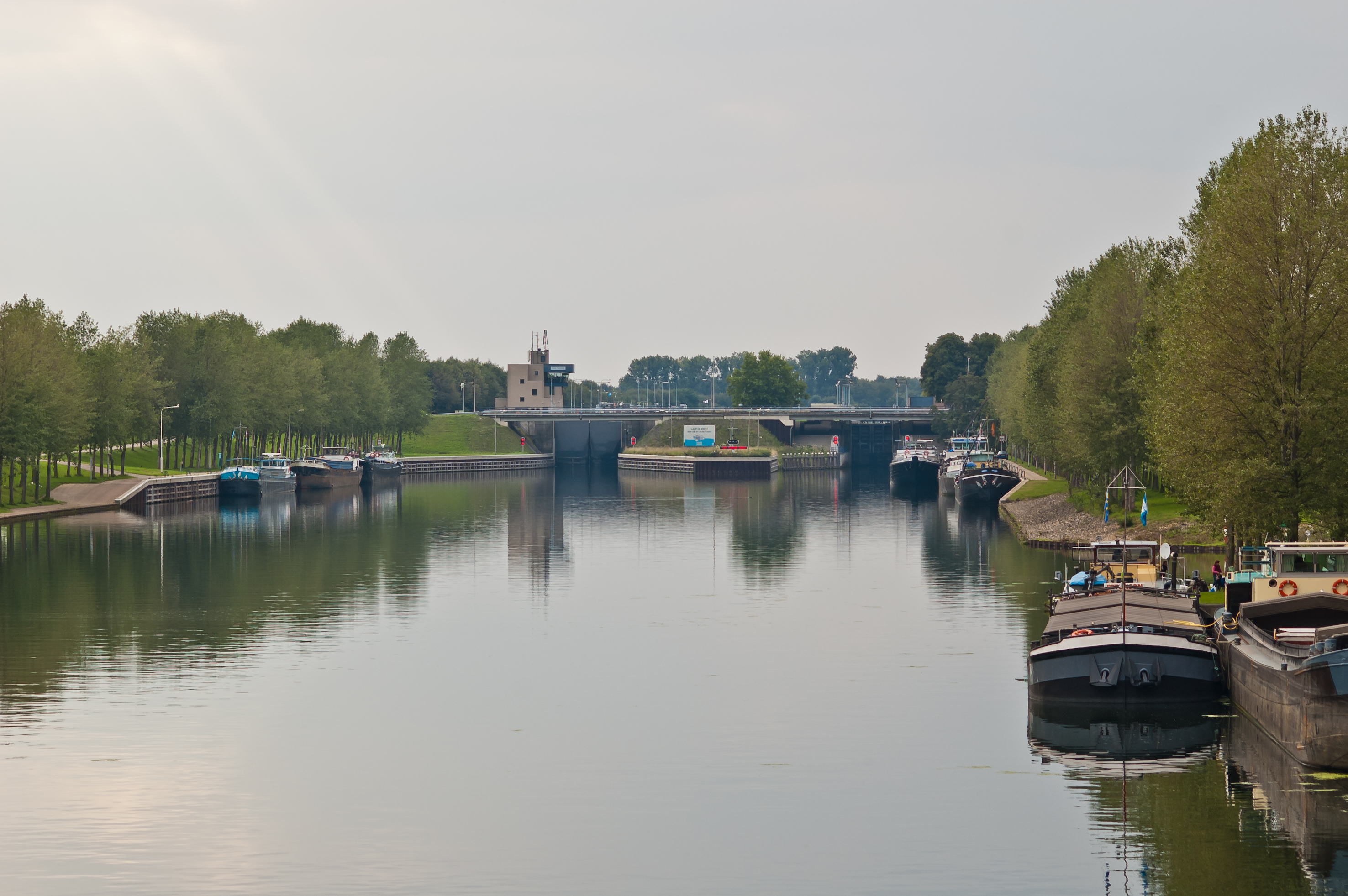 Schleuse Panheel, Kanal Wessem - Nederweert in den Niederlanden, mit östlichem (also maasseitigem) Vorhafen