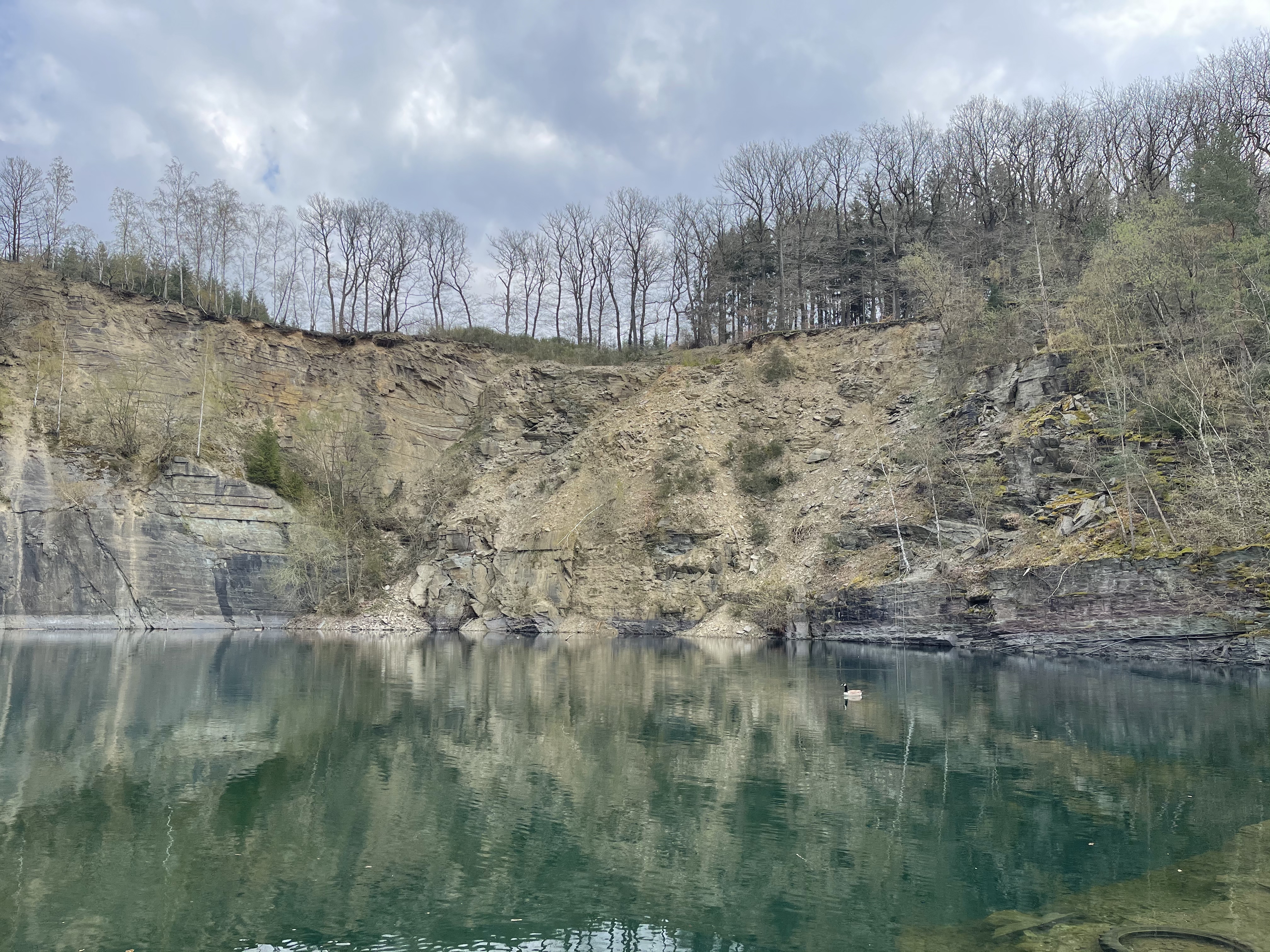Steinbruch Schevenhütte im April 2021. Zu sehen ist der (komplett gefüllte) Restsee und die nordöstliche Abbaukante.