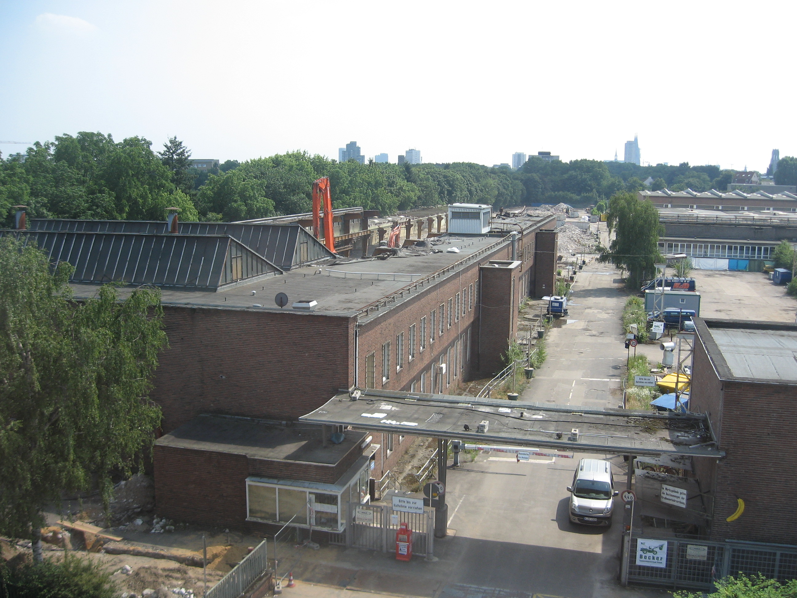 Image is part of an image sequence showing the deconstruction of Clouth-Gummiwerke in Cologne, Germany and the construction of the new Clout-Quarter in the same place. The image sequence spans a time of 6 years. The image show the Clouth-quarter from north-east end over the location of former gate 4.