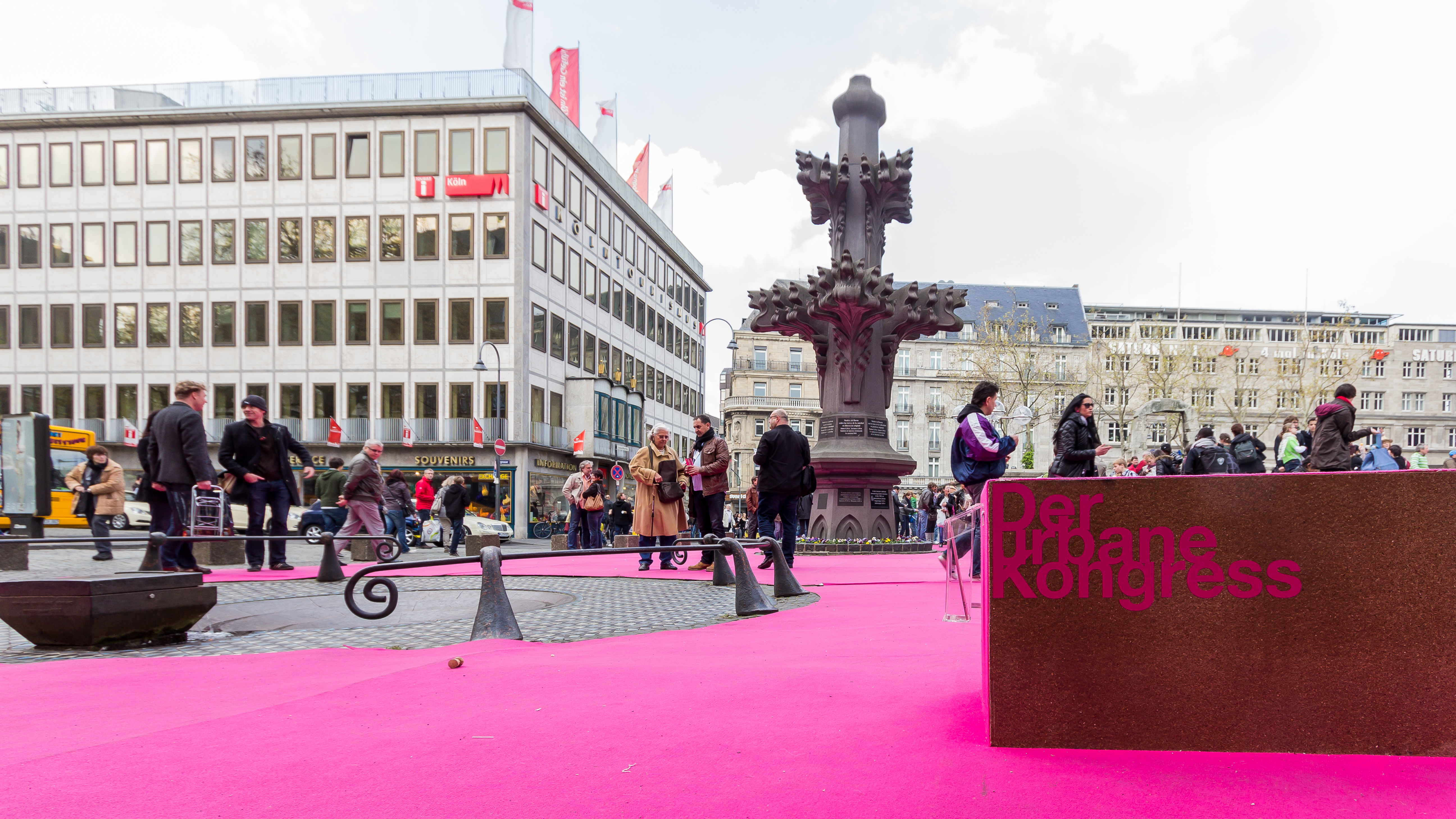 Der urbane Kongress - Taubenbrunnen und Kreuzblumenreplik. Der Kardinal-Höffner-Platz Köln wurde für den urbanen Kongress mit einem pinken Teppich ausgelegt