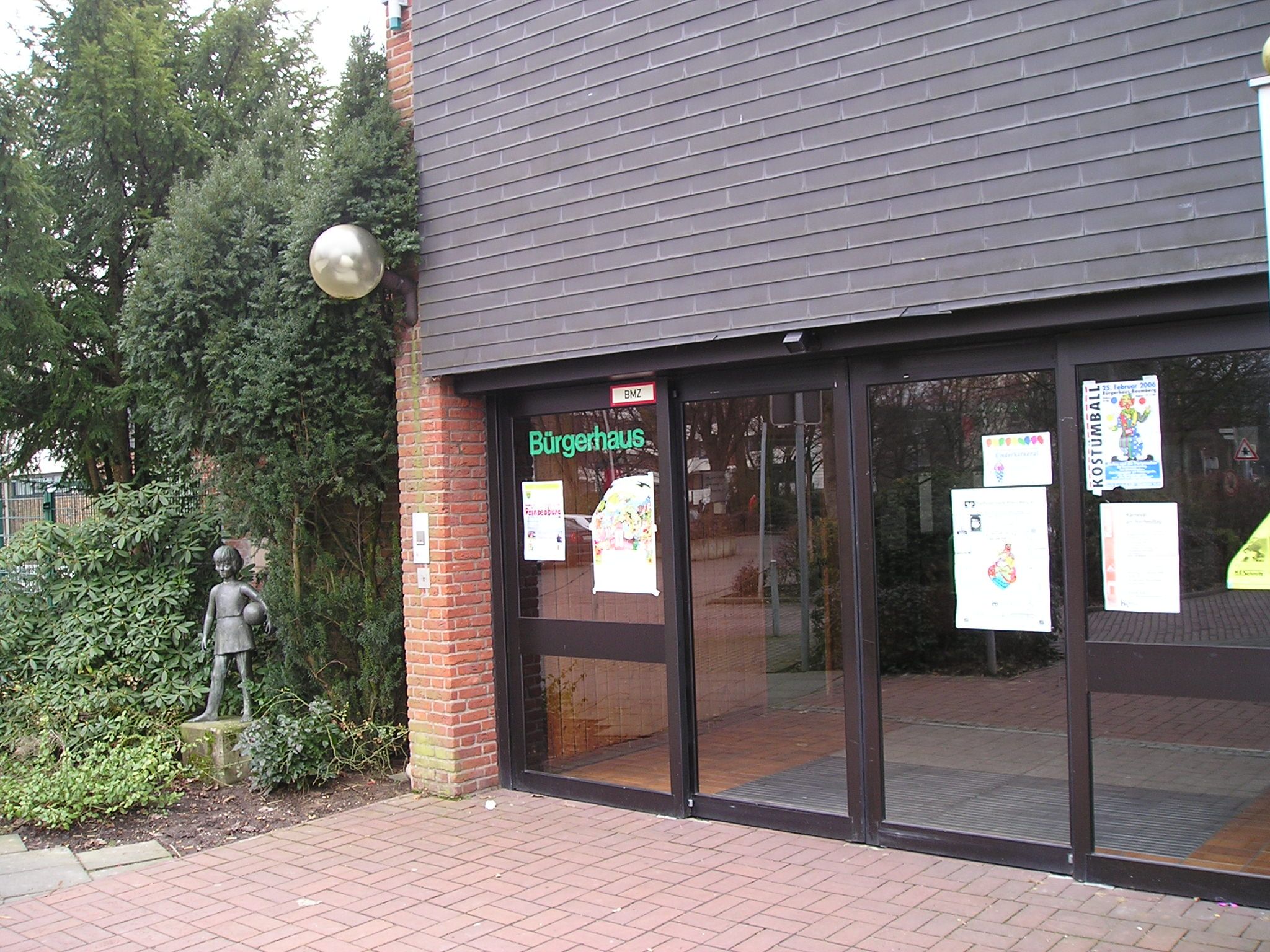 Buergerhaus Baumberg with Sculpture Ballspielerin.jpg