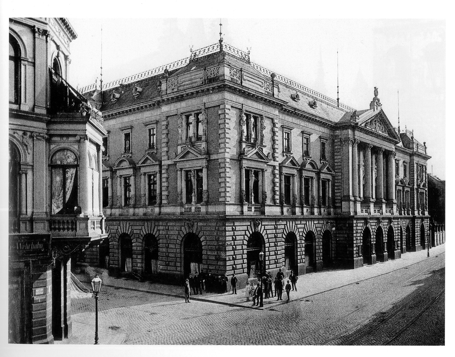 Alte städtische Tonhalle in Düsseldorf, 1863, Erweiterung von 1889 bis 1892, Architekten Hermann vom Endt und Bruno Schmitz, Stadtbaumeister Eberhard Westhofen und Stadtbaurat Peiffhoven, Gebäude an der Schadowstraße, Ecke Tonhallenstraße 1894.jpg
