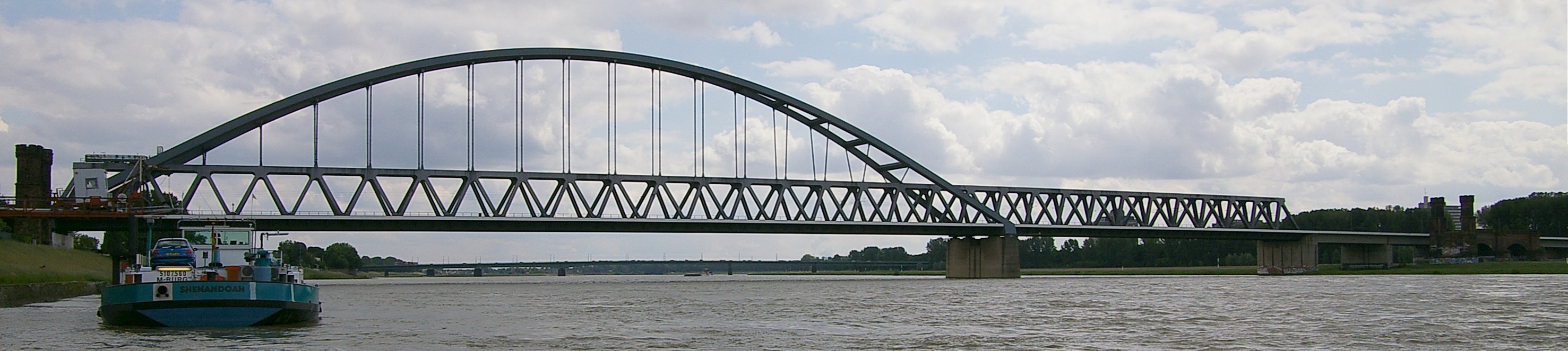 Hammer Eisenbahnbrücke in Düsseldorf über den Rhein, Blickrichtung stromaufwärts