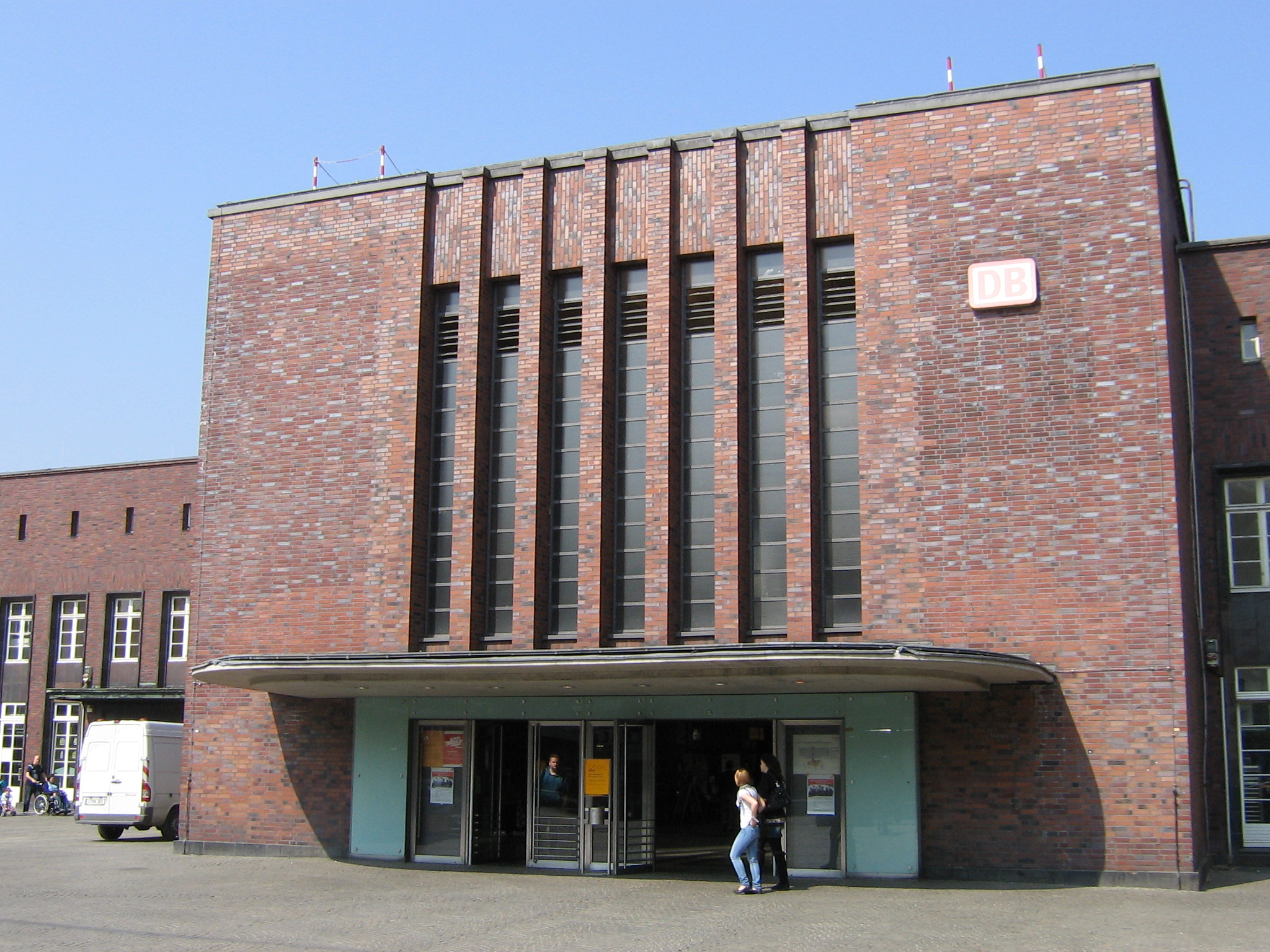 The entrance to Oberhausen Hbf in 2011