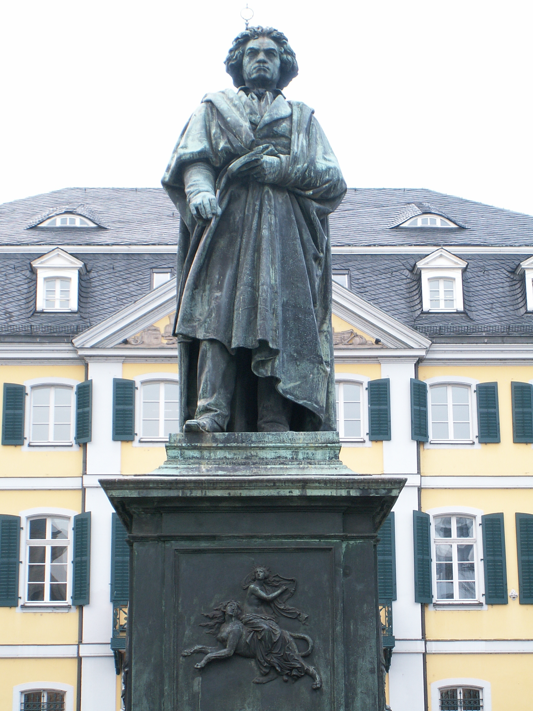 Bonn, Beethovenstatue auf dem Münsterplatz