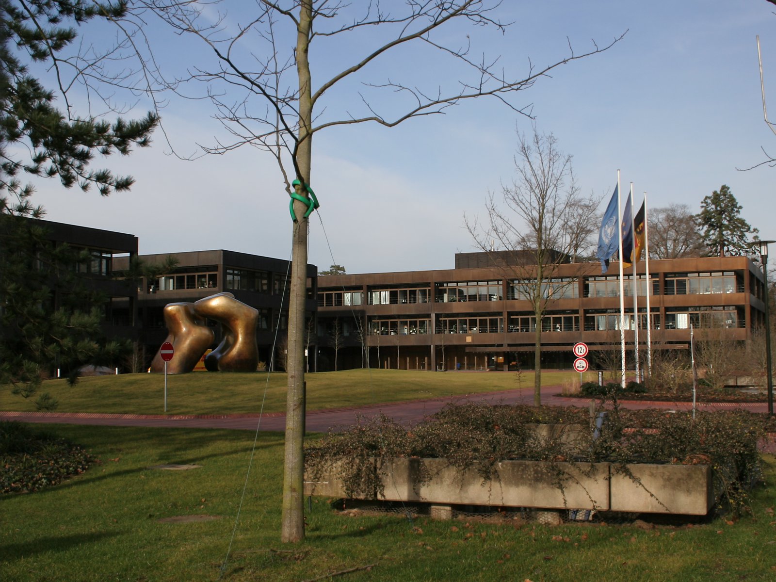 Seat of the Federal Ministry for Economic Cooperation and Development with the sculpture Large Two Forms from Henry Moore in Bonn. Formerly (until 1999) the building was used by the "Bundeskanzleramt" (Federal Chancellery). Afterwards the building was redeveloped before the Ministry moved to this building.
