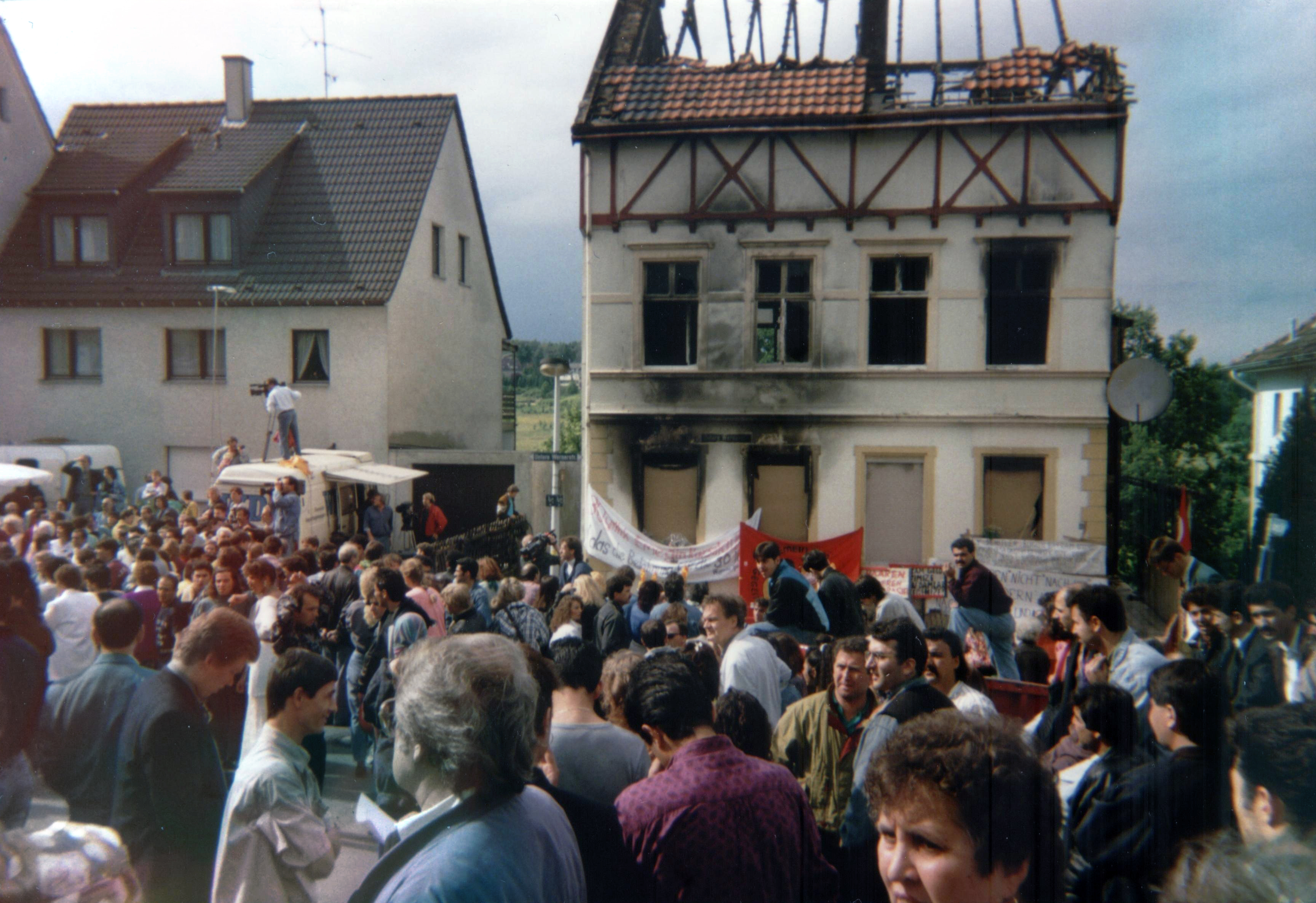 common demonstration of Germans and Turks at the site of the Solingen arson attack of 1993 (May 29, 1993; Untere Wernerstrasse)