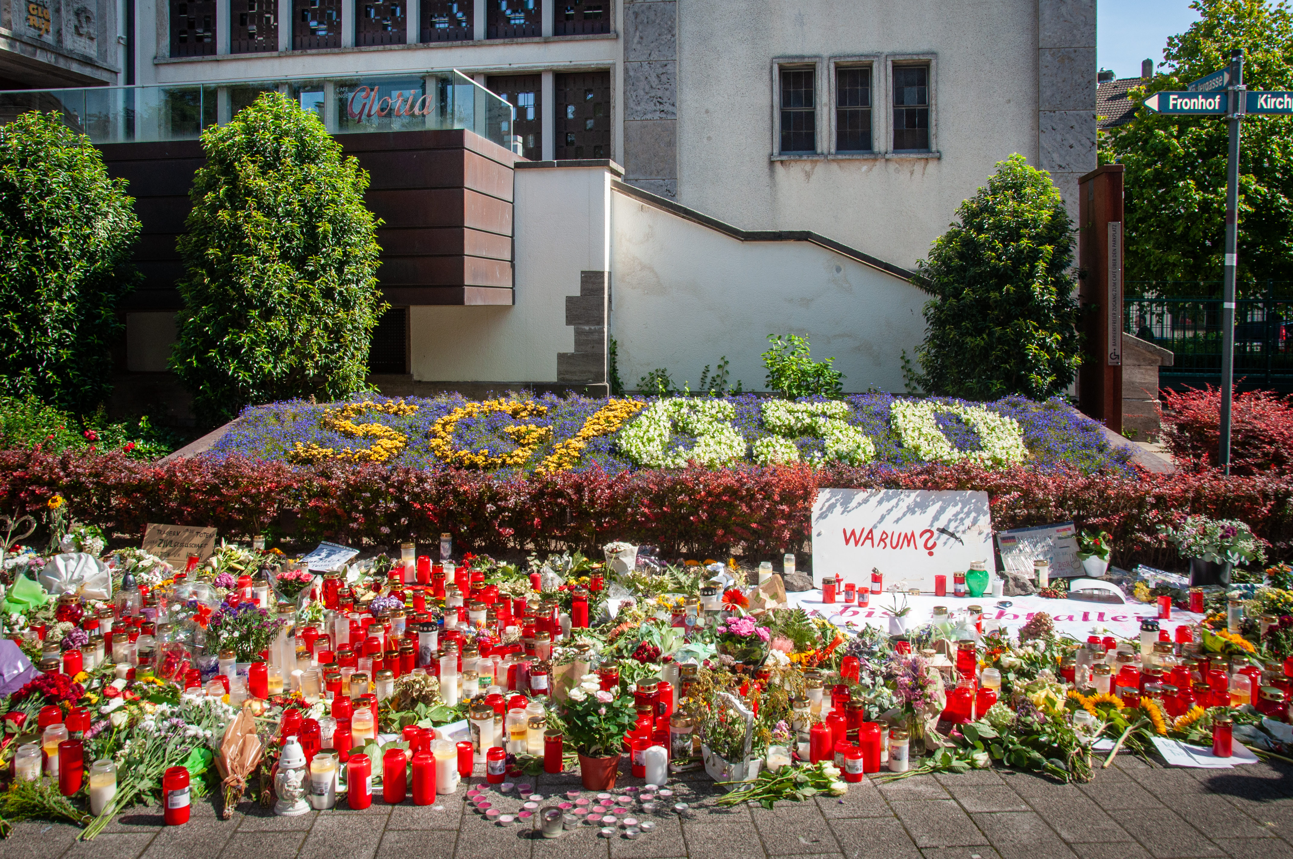 Niedergelegte Blumen und Kerzen nach dem Messeranschlag in Solingen