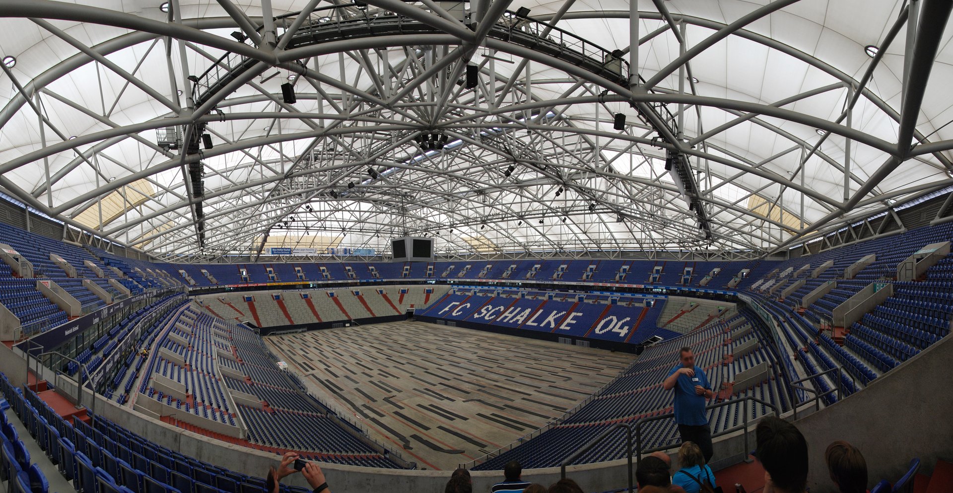 Panorama des Innenraums der Veltins-Arena, aufgenommen am 3. August 2011.
