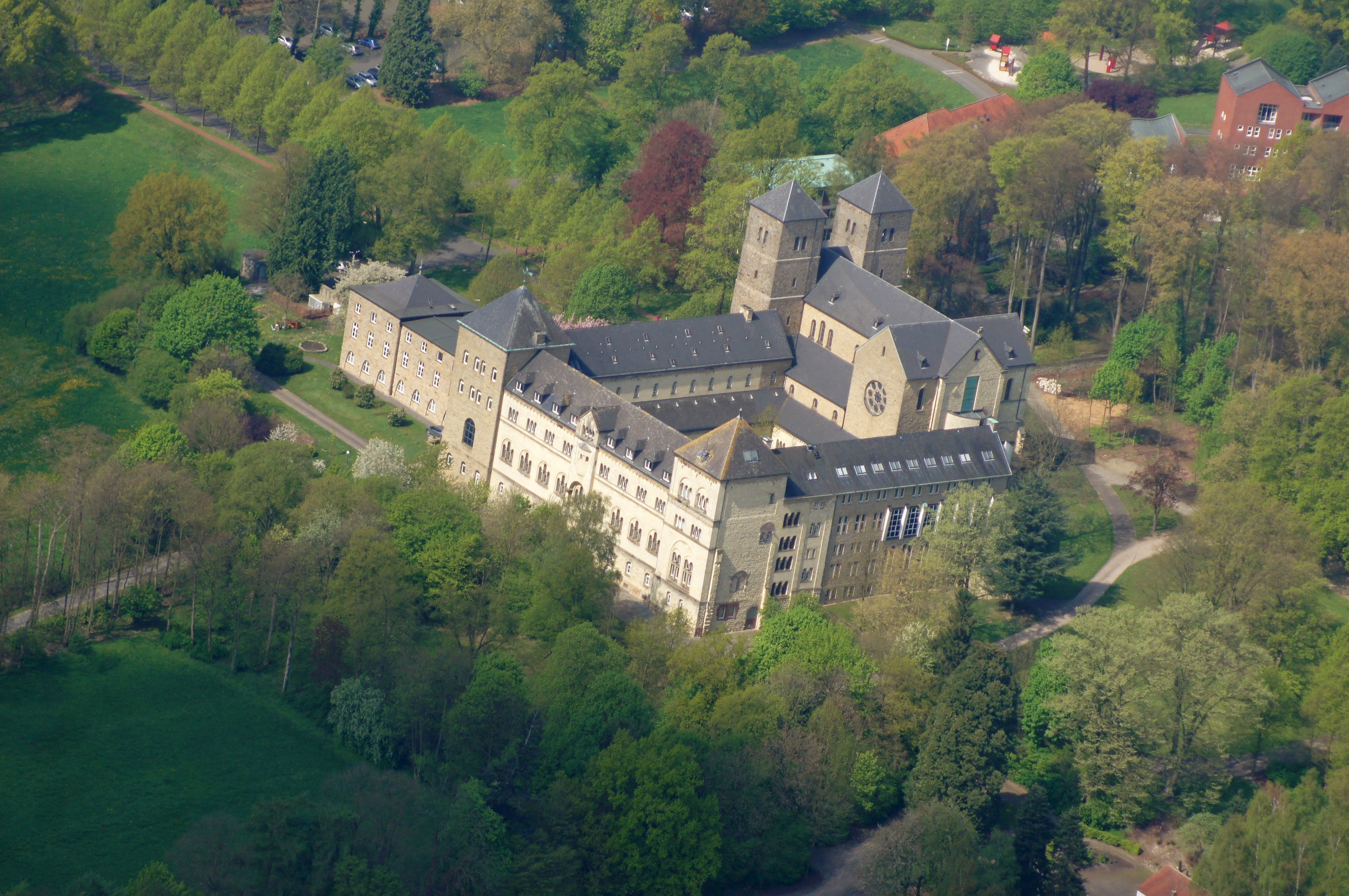 Die Abtei Gerleve in Billerbeck; die Aufnahme entstand während des Münsterland-Fotoflugs am 12. April 2014.