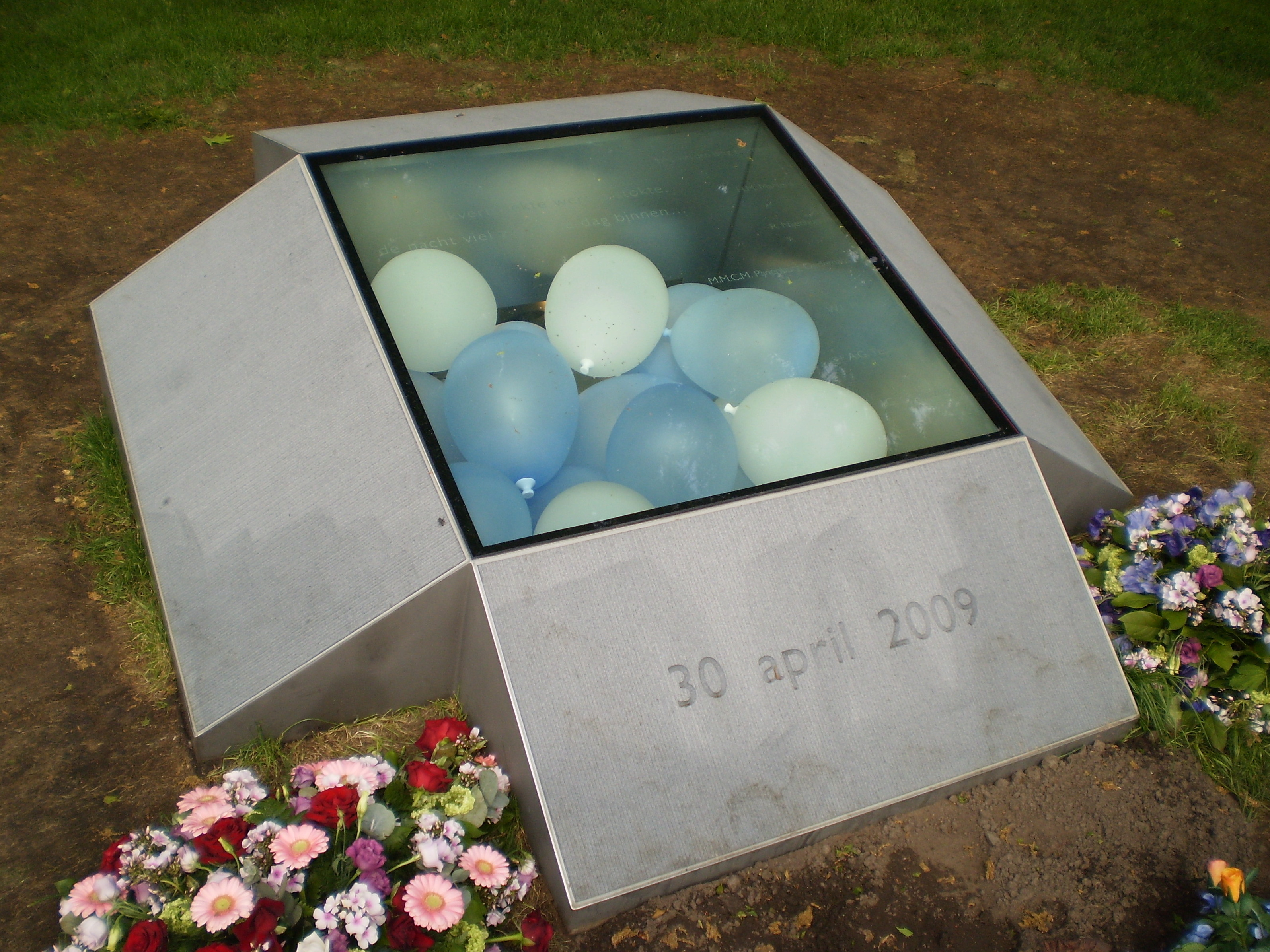 Monument in Apeldoorn, the Netherlands, remembering the 2009 attack on the Dutch royal family there. A work by glass artist Menno Jonker; unveiled 29 April 2010