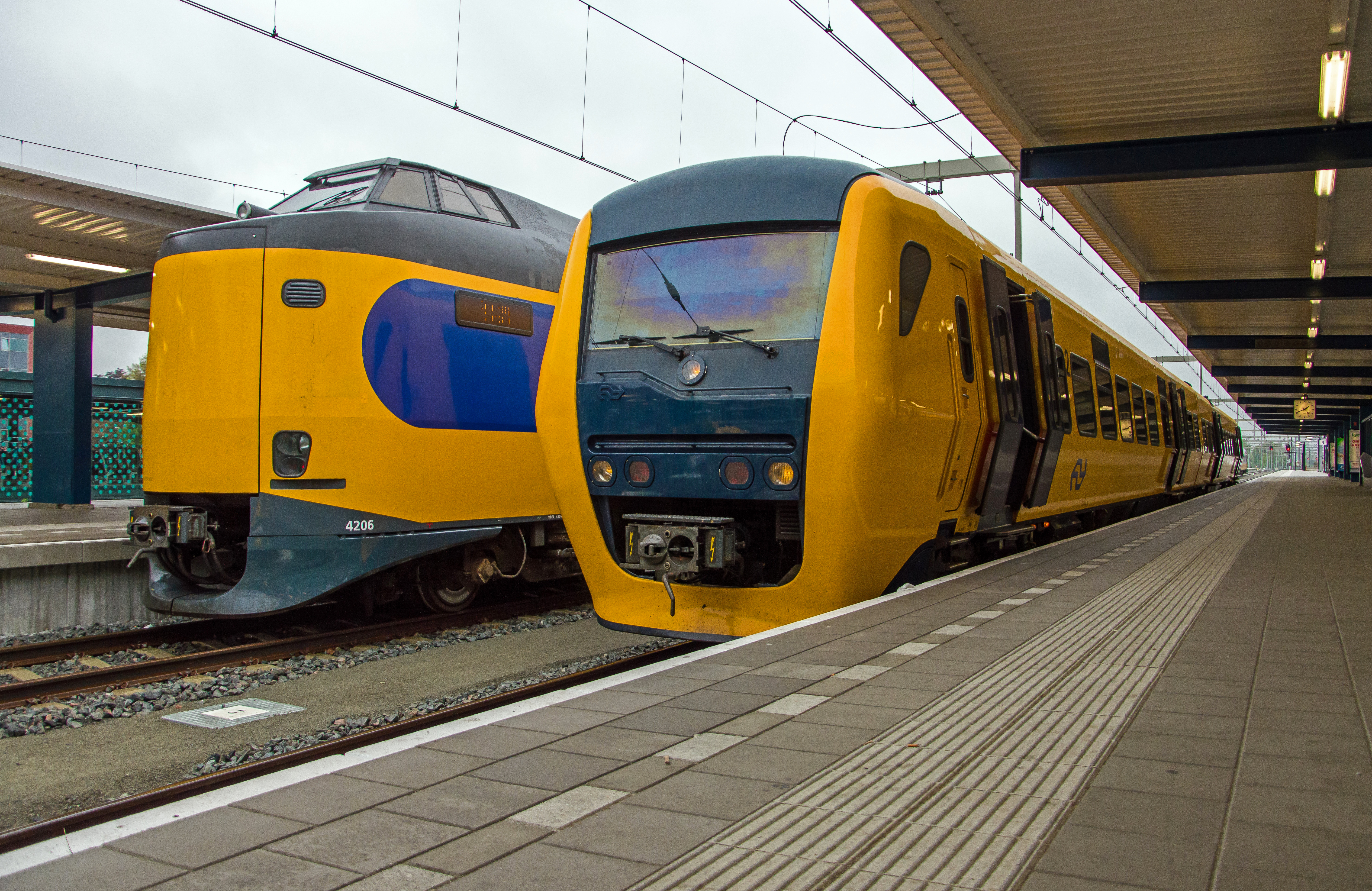 Op station Enschede staan ICMm 4206 naar Rotterdam en DM 3428 (Buffel) naar Zwolle gebroederlijk naast elkaar te wachten op vertrek.