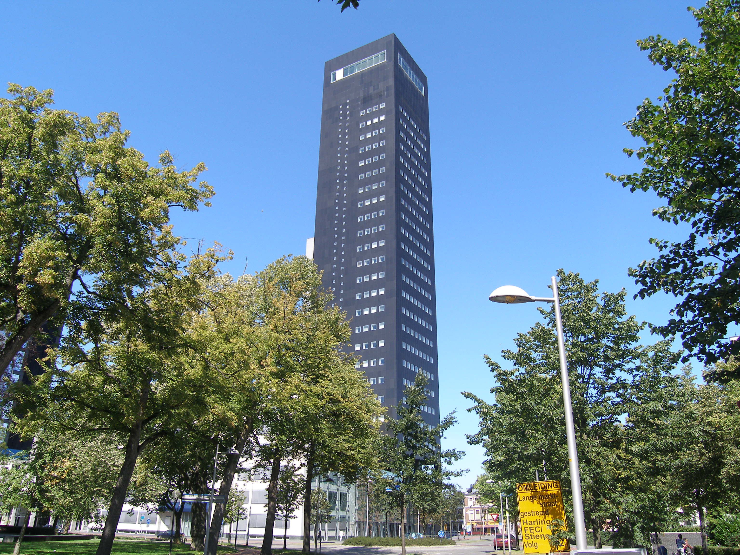 Achmeatoren in Leeuwarden, ontworpen door Abe Bonnema. Eigen werk maart 2006

Achmeatower in Leeuwarden, design of Abe Bonnema, Own work march 2006